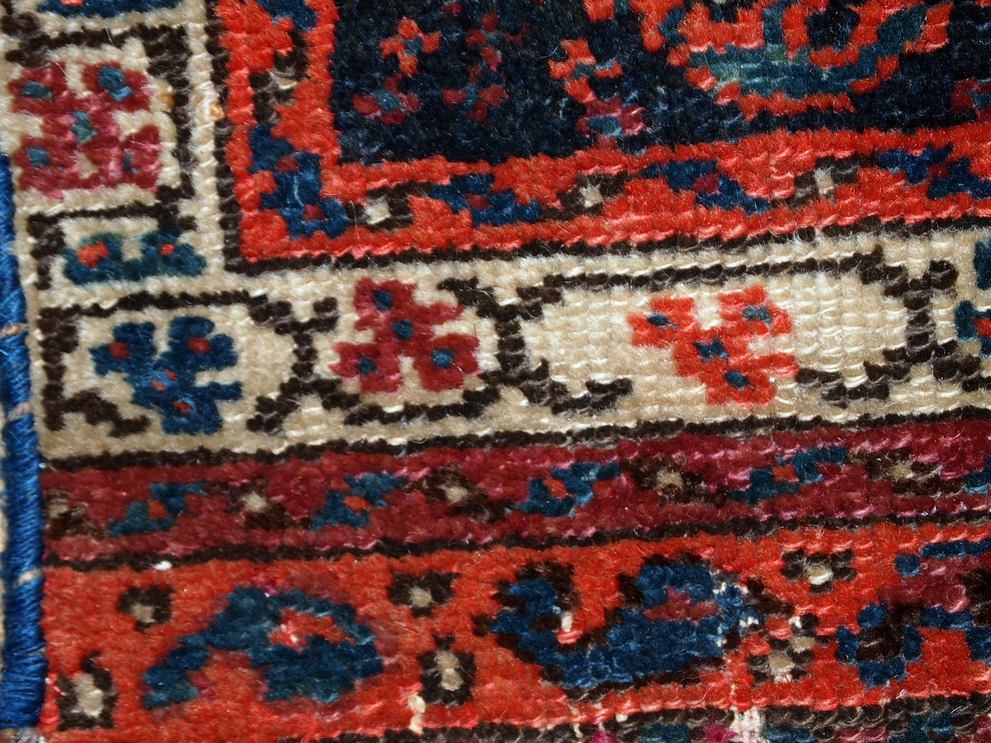 Hand made antique Malayer bag face in original good condition, the rug is from the beginning of 20th century.