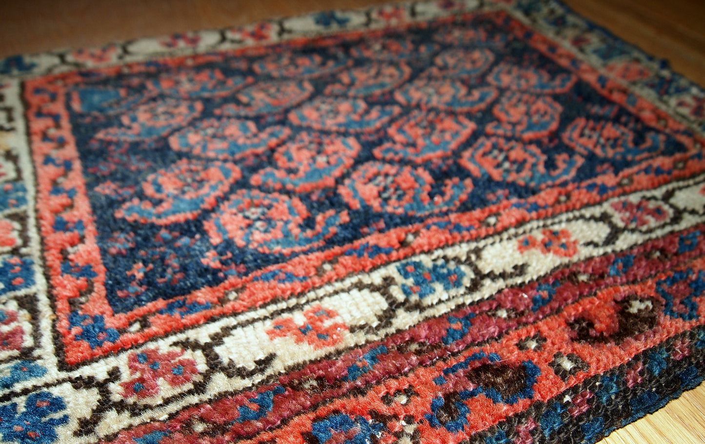 Hand made antique Malayer bag face in original good condition, the rug is from the beginning of 20th century.
