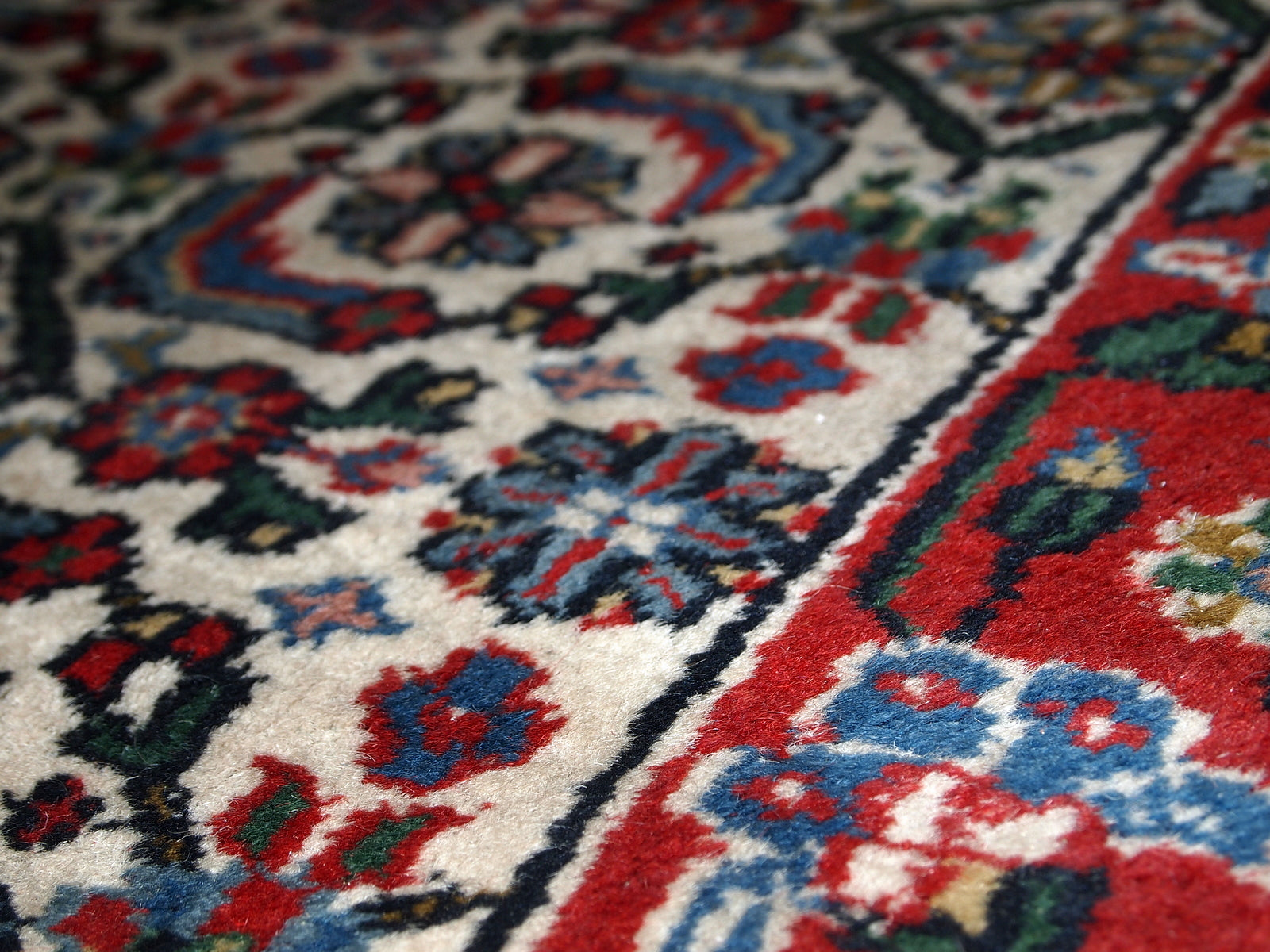 Vintage Indian Agra rug in original good condition. The rug made in white, blue and red shades.
