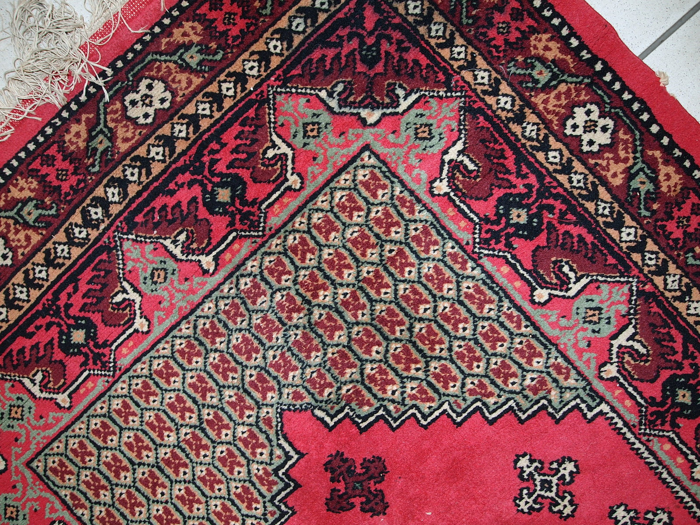 Handmade vintage Algerian Berber rug 3.3' x 7' (101cm x 215cm) 1970s - 1C404