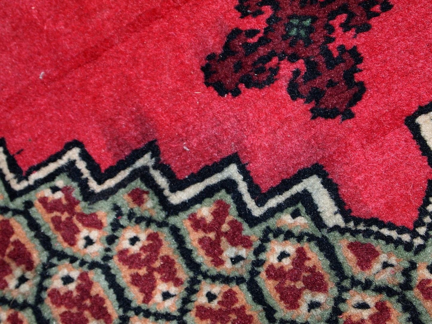 Vintage Algerian Berber rug in original good condition. This rug is from the end of 20th century made in pink wool.