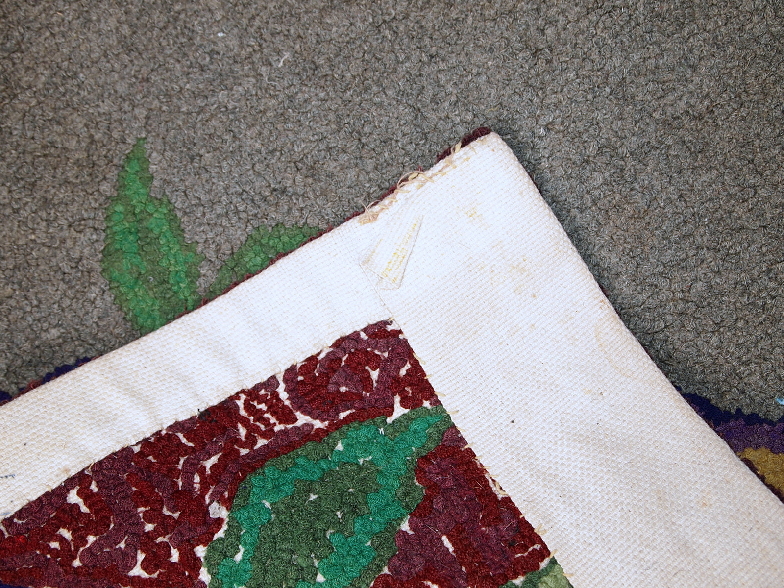 Handmade antique American hooked rug, 1920s