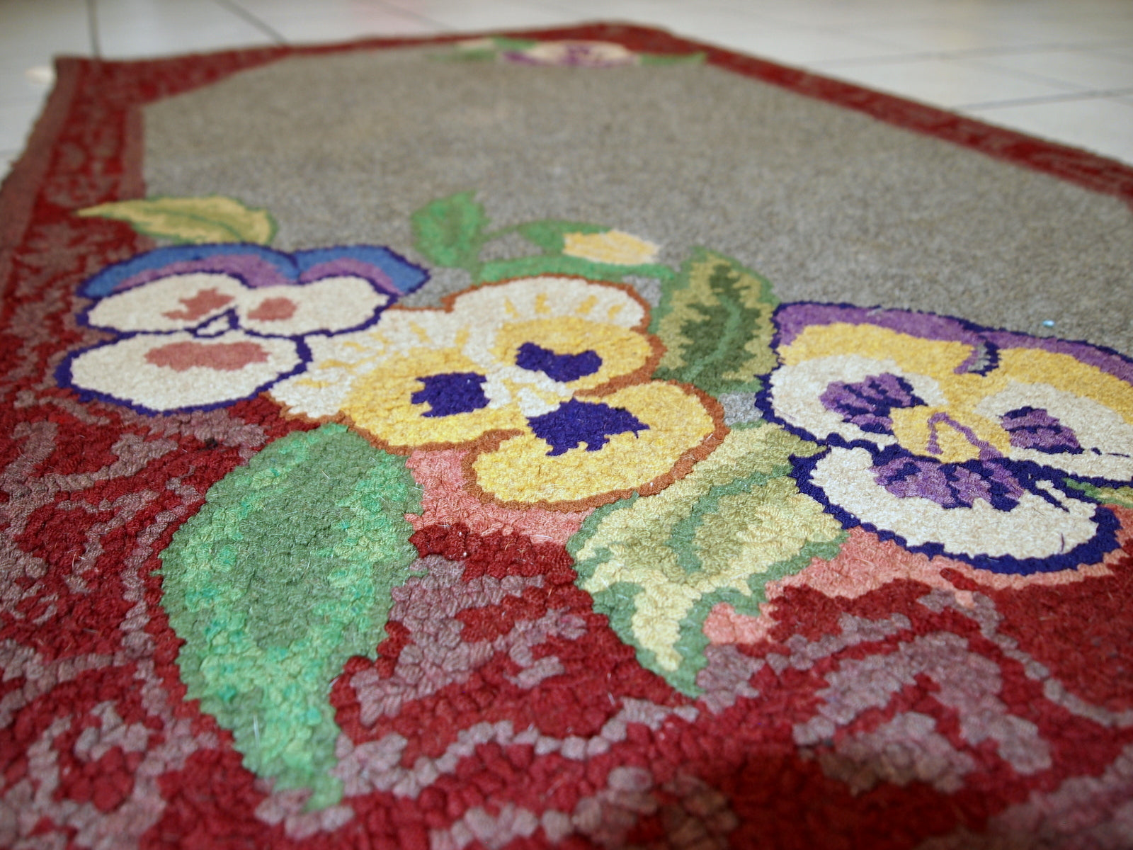 Handmade antique American hooked rug, 1920s