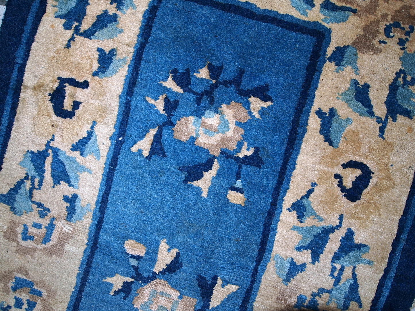 Close-up of the navy blue elements in the rug's design.