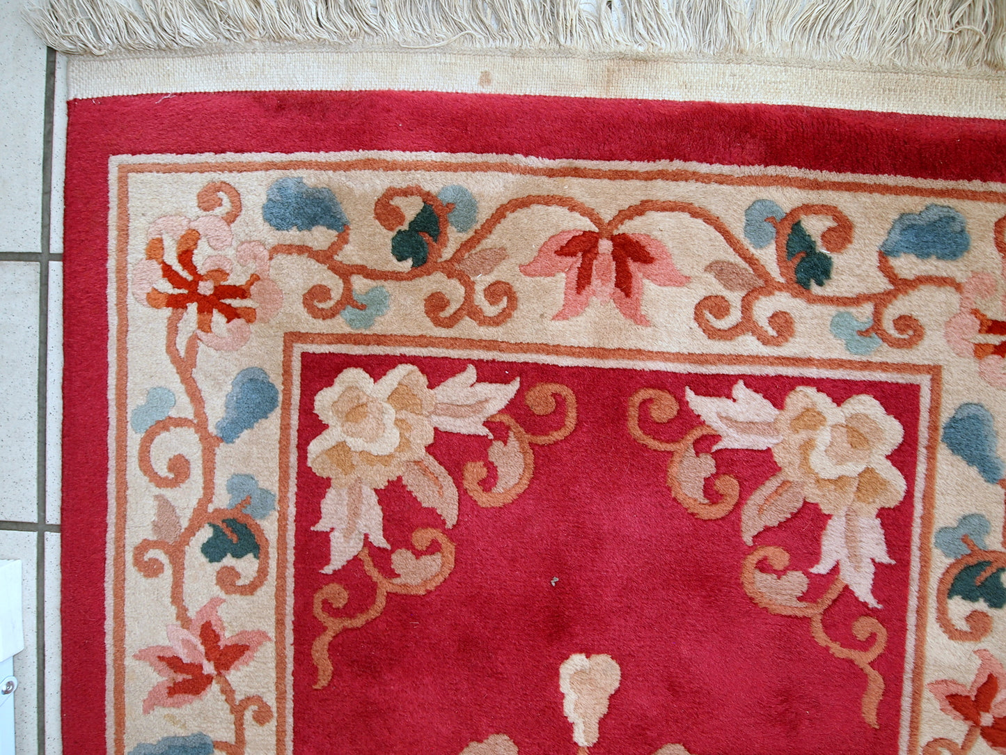 Vintage hand made Art Deco Chinese rug in original good condition. Traditional style rug from 1970s made in China.