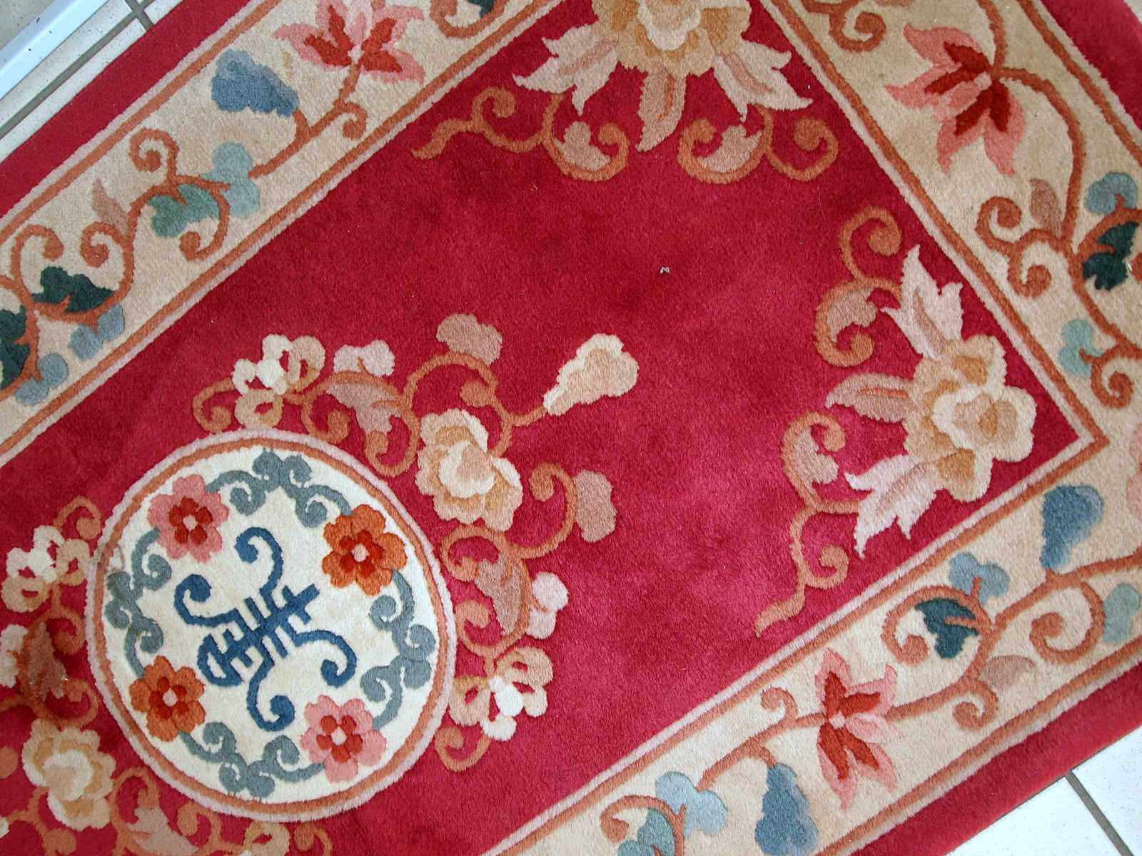 Vintage hand made Art Deco Chinese rug in original good condition. Traditional style rug from 1970s made in China.