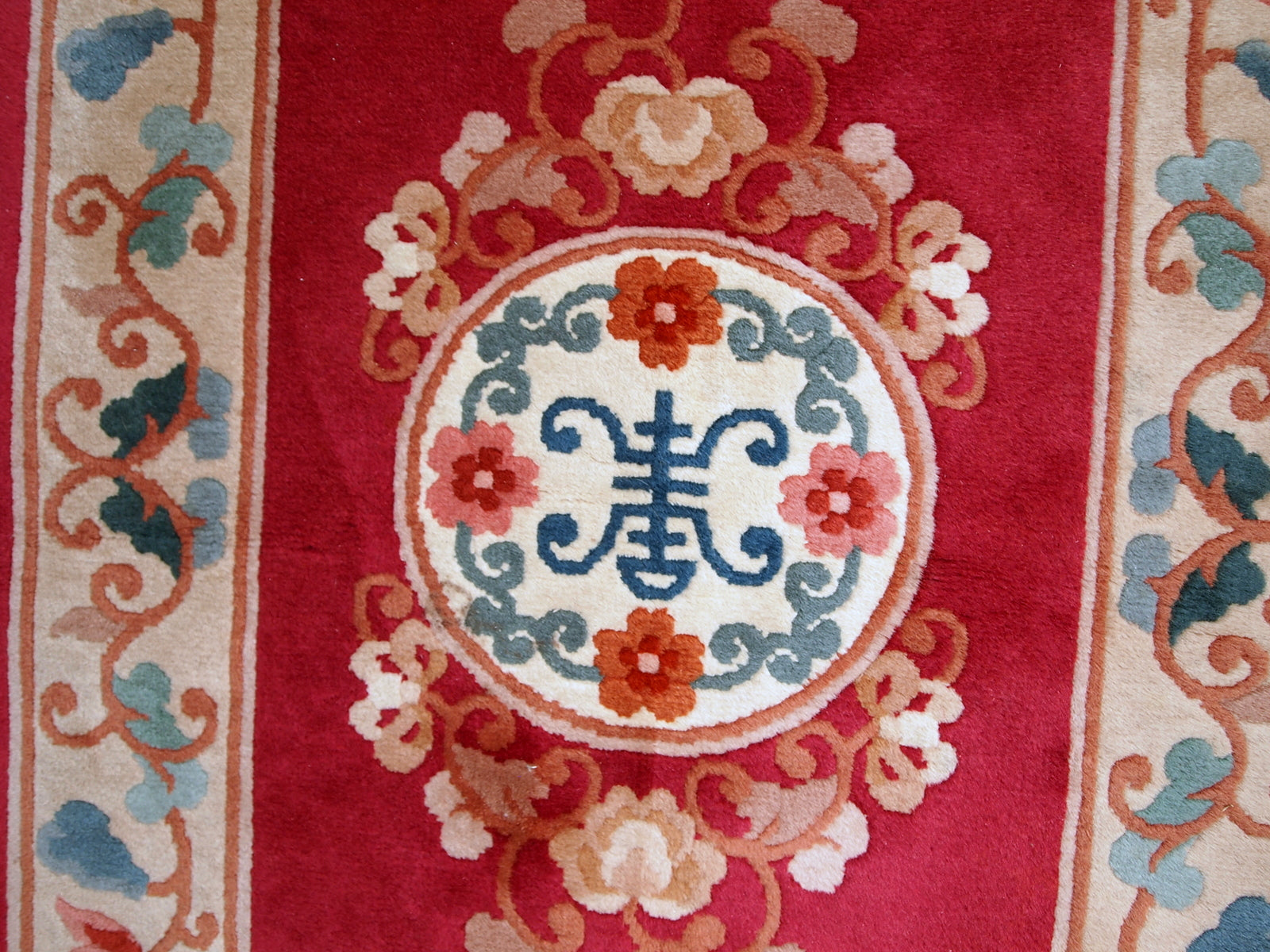 Vintage hand made Art Deco Chinese rug in original good condition. Traditional style rug from 1970s made in China.