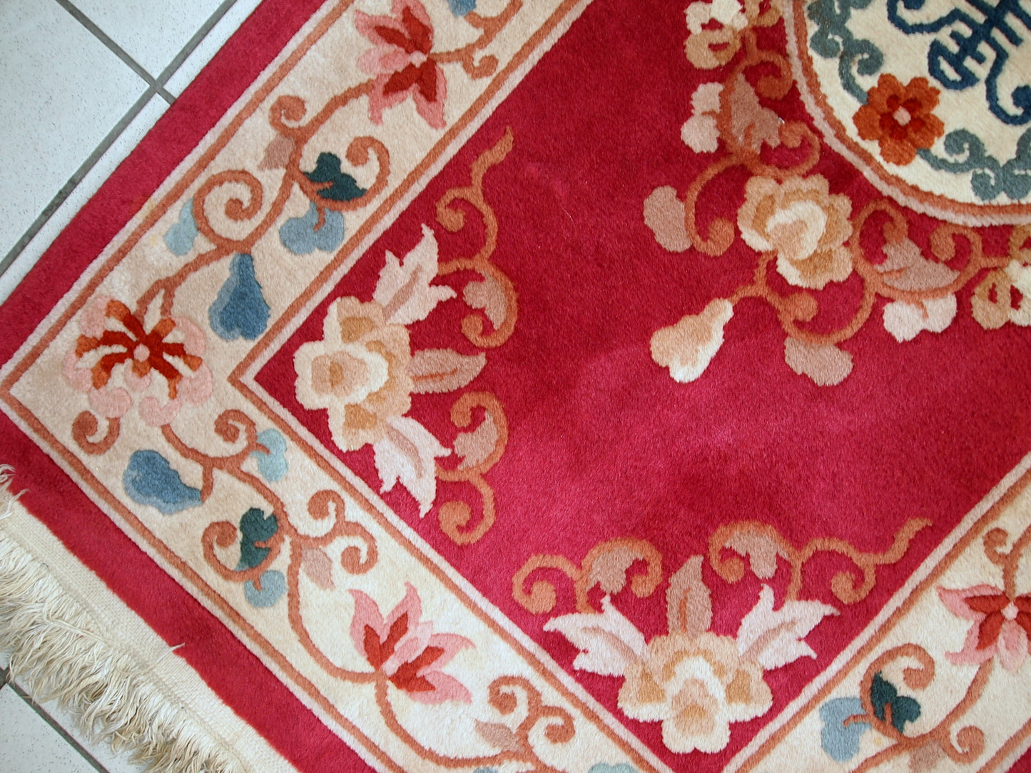 Vintage hand made Art Deco Chinese rug in original good condition. Traditional style rug from 1970s made in China.
