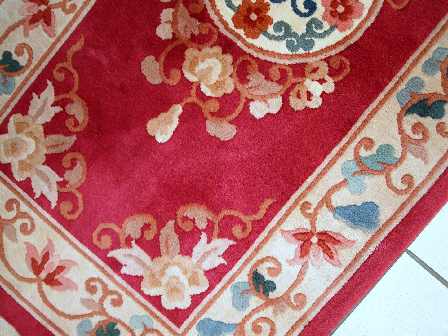 Vintage hand made Art Deco Chinese rug in original good condition. Traditional style rug from 1970s made in China.