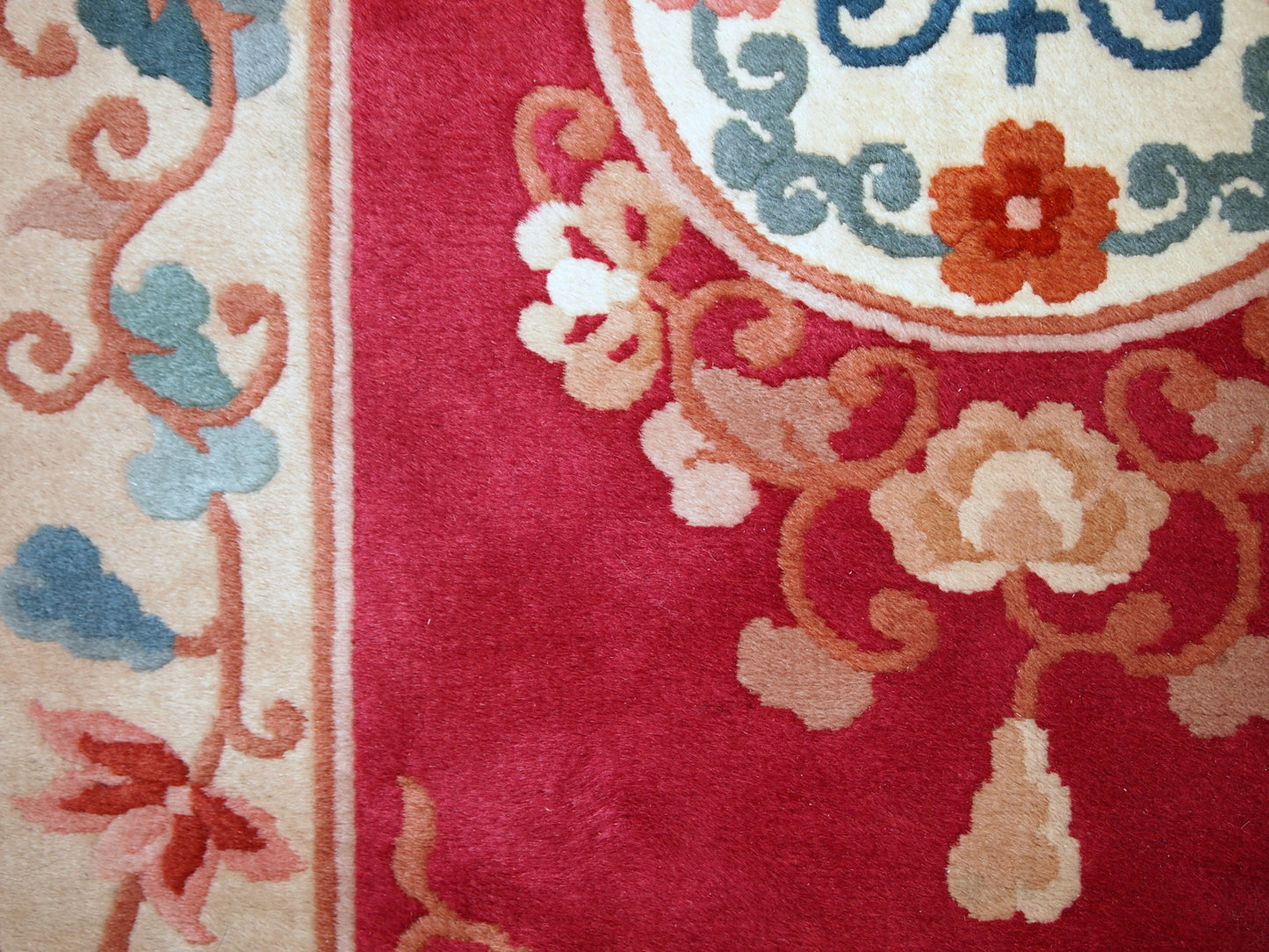 Vintage hand made Art Deco Chinese rug in original good condition. Traditional style rug from 1970s made in China.