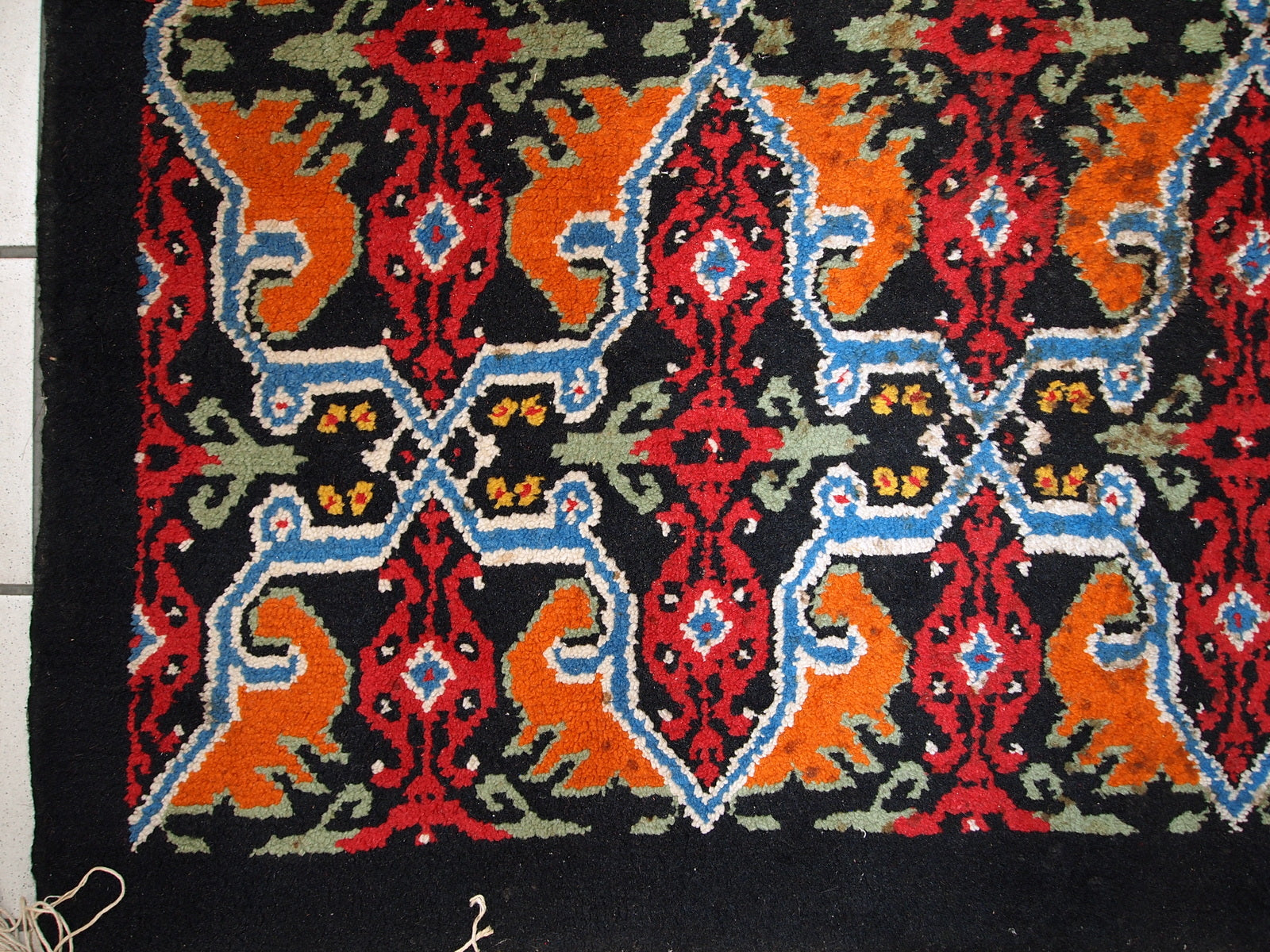 Vintage Moroccan rug in original good condition. The rug has been made in the end of 20th century in geometric design.