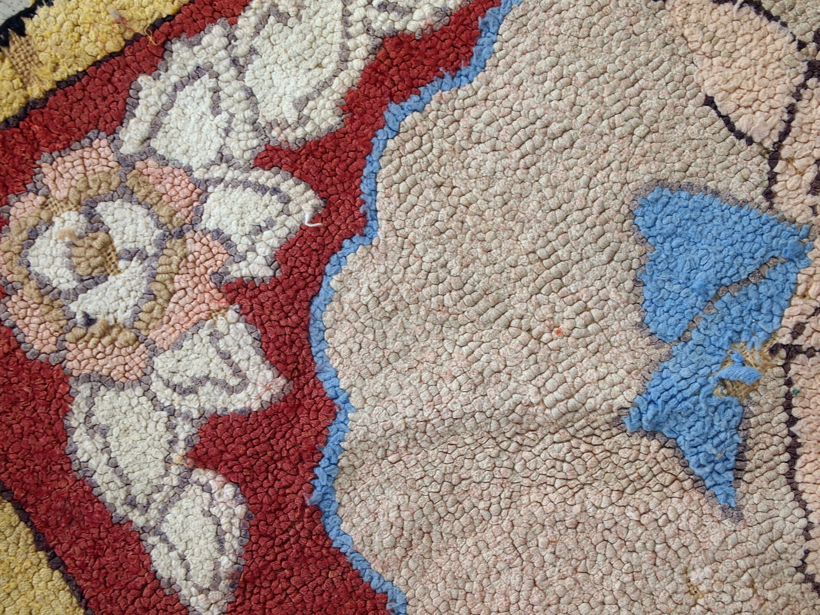 Antique American hooked rug in good condition, from the beginning of 20th century. This rug made in wool.