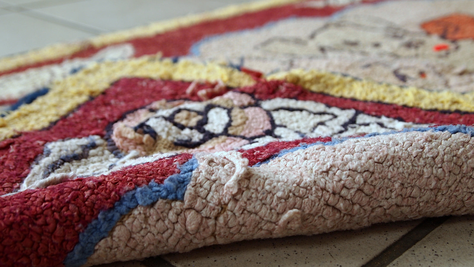 Handmade antique American hooked rug, 1930s