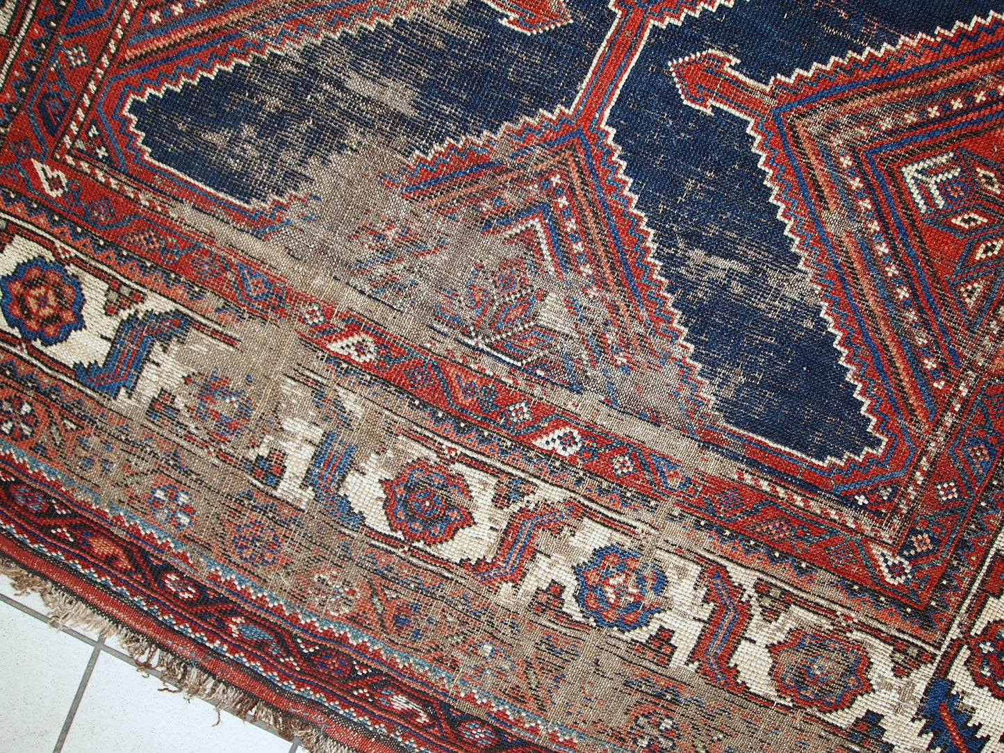 Handmade antique distressed Persian Shiraz rug 4.9' x 11.2' (152cm x 342cm) 1900s - 1C464
