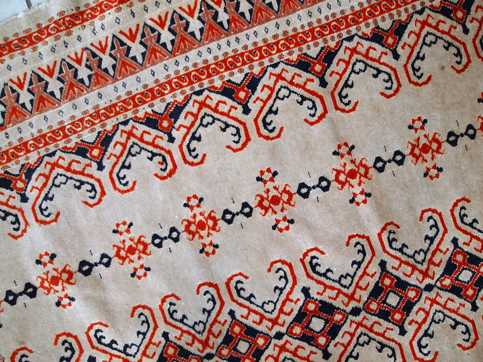This vintage Uzbek Bukhara rug made in original good condition from the middle of 20th century. The rug is thin, fine made. 