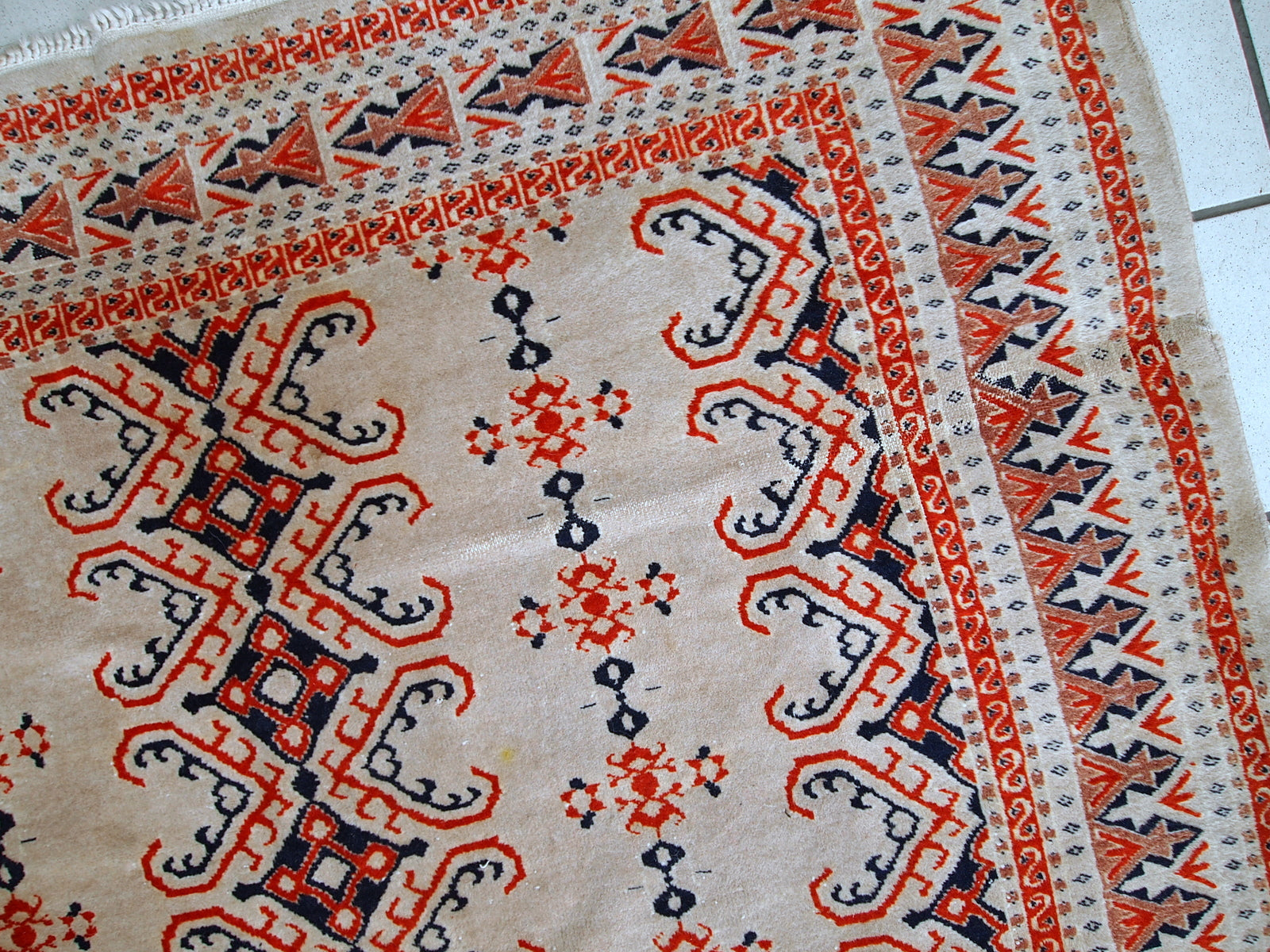 This vintage Uzbek Bukhara rug made in original good condition from the middle of 20th century. The rug is thin, fine made. 