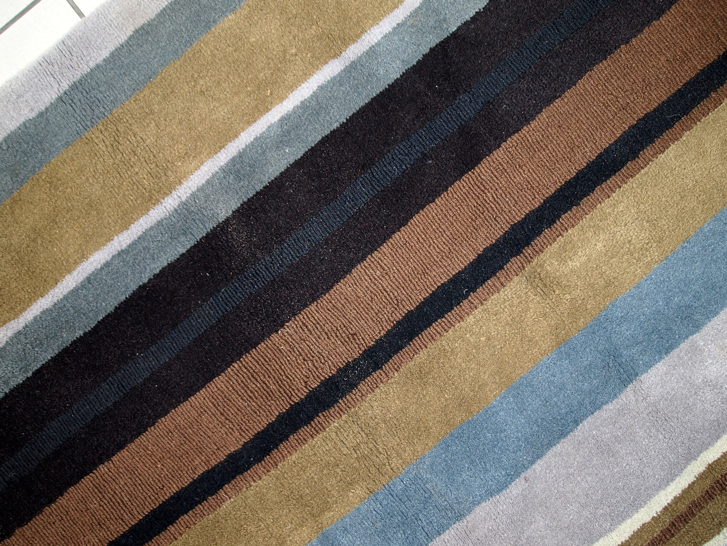 Handmade vintage Indian Modern rug 5.6' x 7.9' (171cm x 241cm) 1980s - 1C551