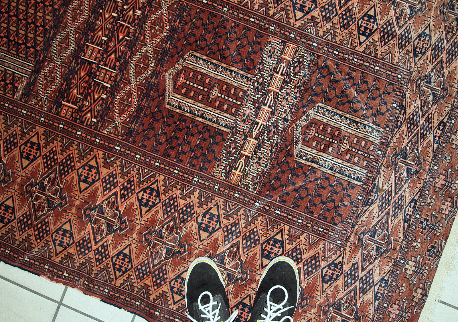 Semi-antique Turkmen Hachli prayer handmade rug in original good condition. The rug has fine weave and it is very thin.  The rug is in burgundy, pink, navy blue and white shades.
