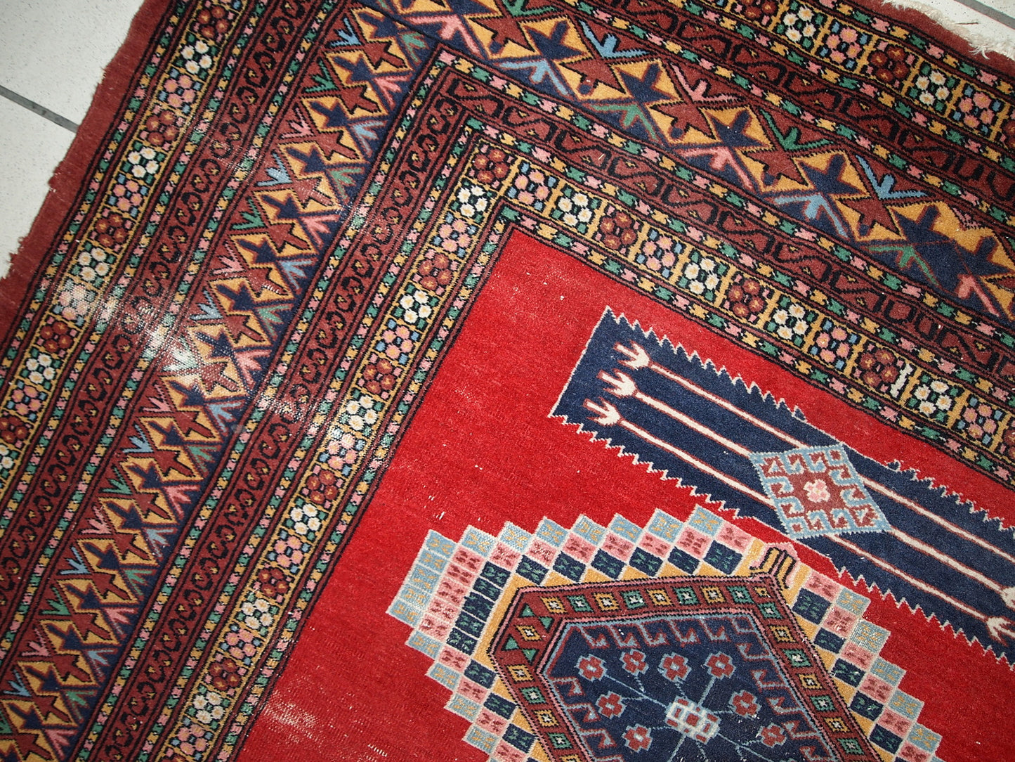 Handmade vintage distressed Uzbek Bukhara rug 4.2' x 6.5' (128cm x 199cm) 1960s - 1C615