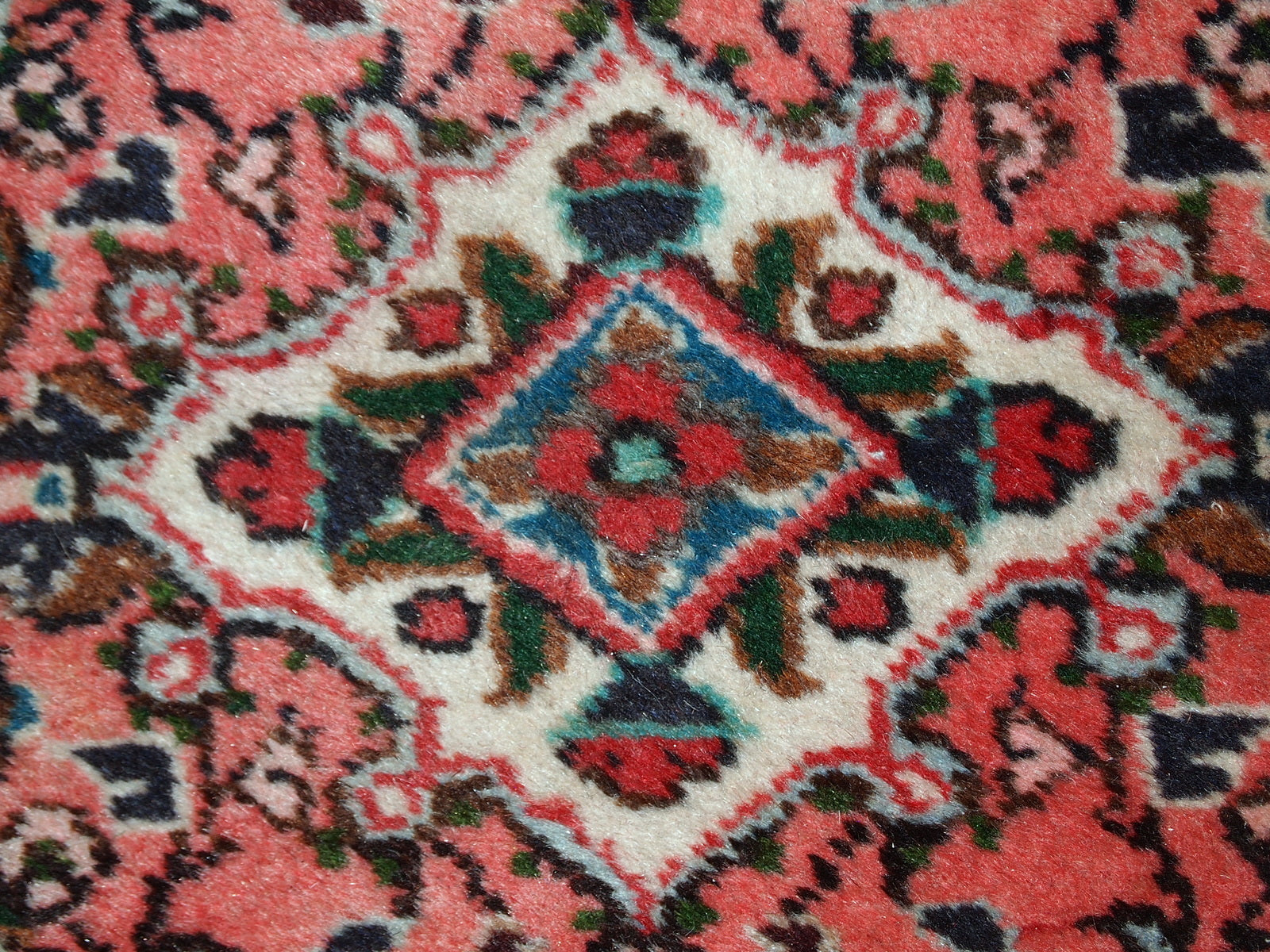 Handmade vintage Lilihan rug in pink wool. This rug has been made in the middle of 20th century in Middle East region.