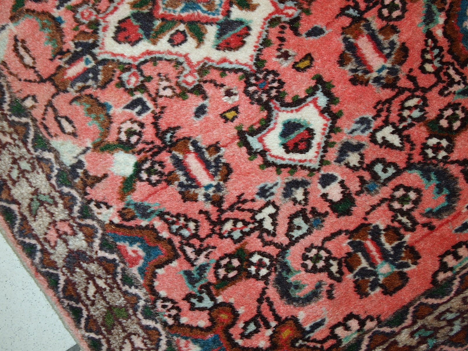 Handmade vintage Lilihan rug in pink wool. This rug has been made in the middle of 20th century in Middle East region.