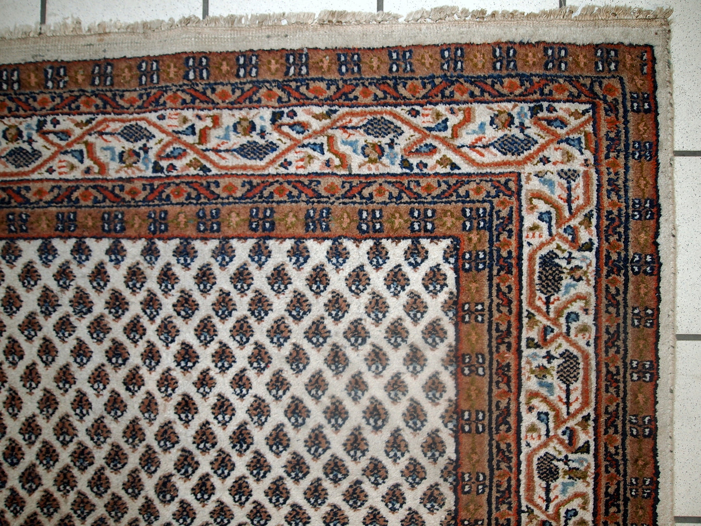 Handmade vintage Seraband carpet from India, made in the end of 20th century. The rug is in original good condition.
