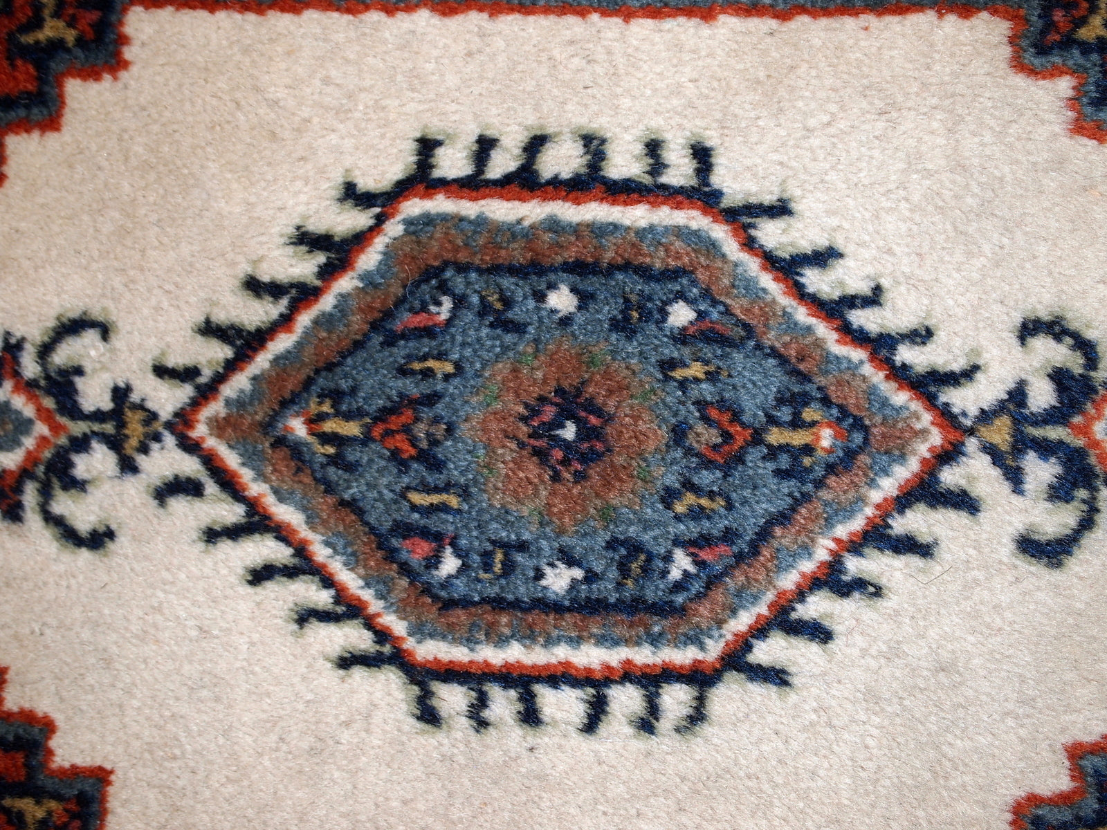 Handmade vintage Hamadan rug in white, red and olive shades. The rug is in original good condition from the end of 20th century.