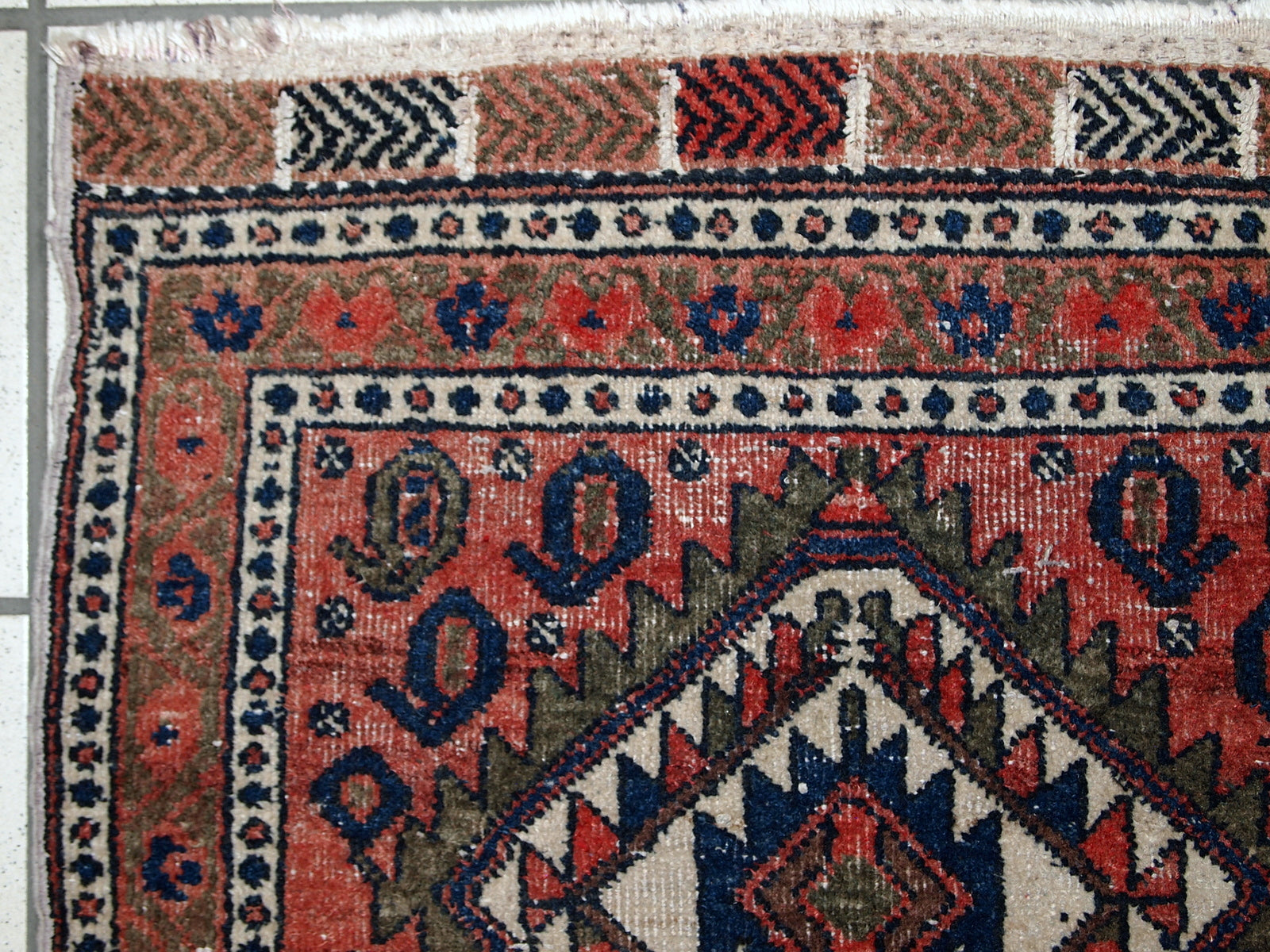 Handmade vintage Kurdish bagface in original condition, it has some signs of age. The rug is from the beginning of 20th century.