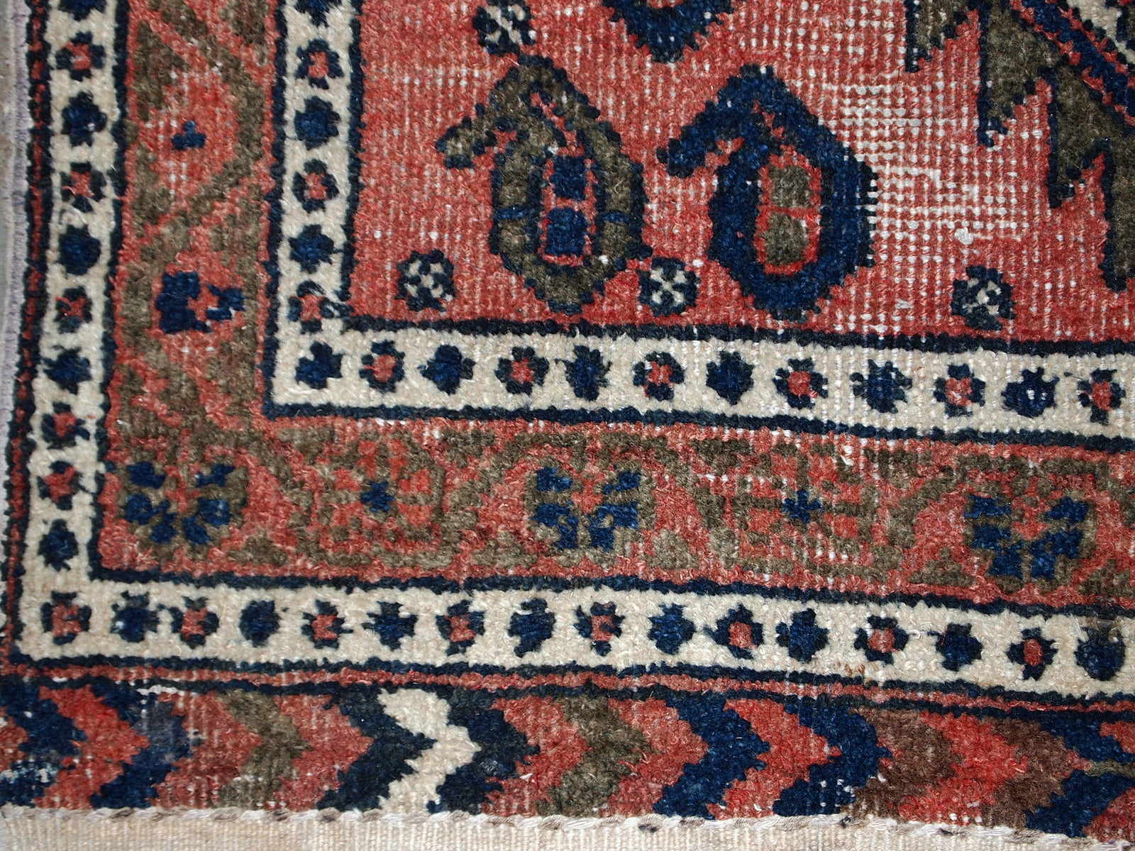 Handmade vintage Kurdish bagface in original condition, it has some signs of age. The rug is from the beginning of 20th century.