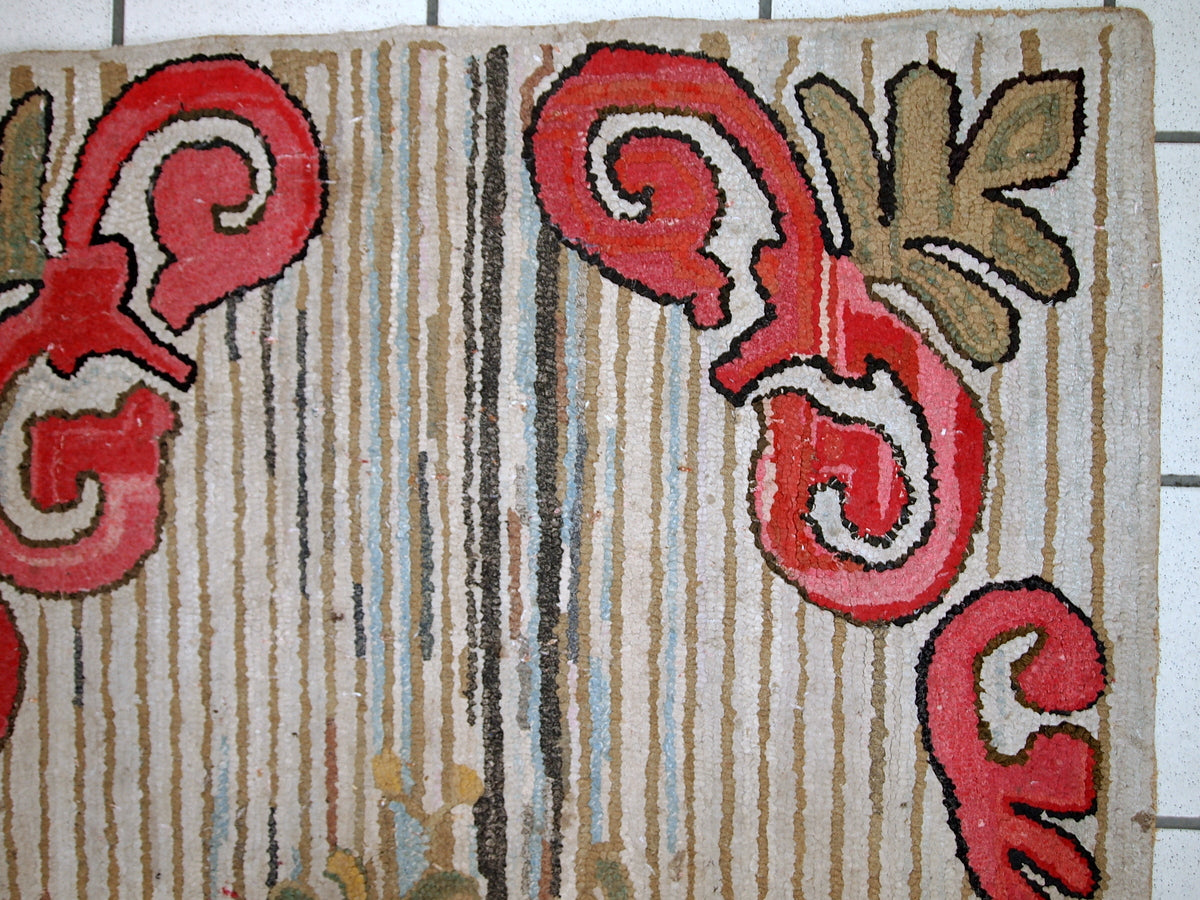 Handmade antique American Hooked rug in floral design. The rug has been made in the beginning of 20th century in USA. It is in original good condition.