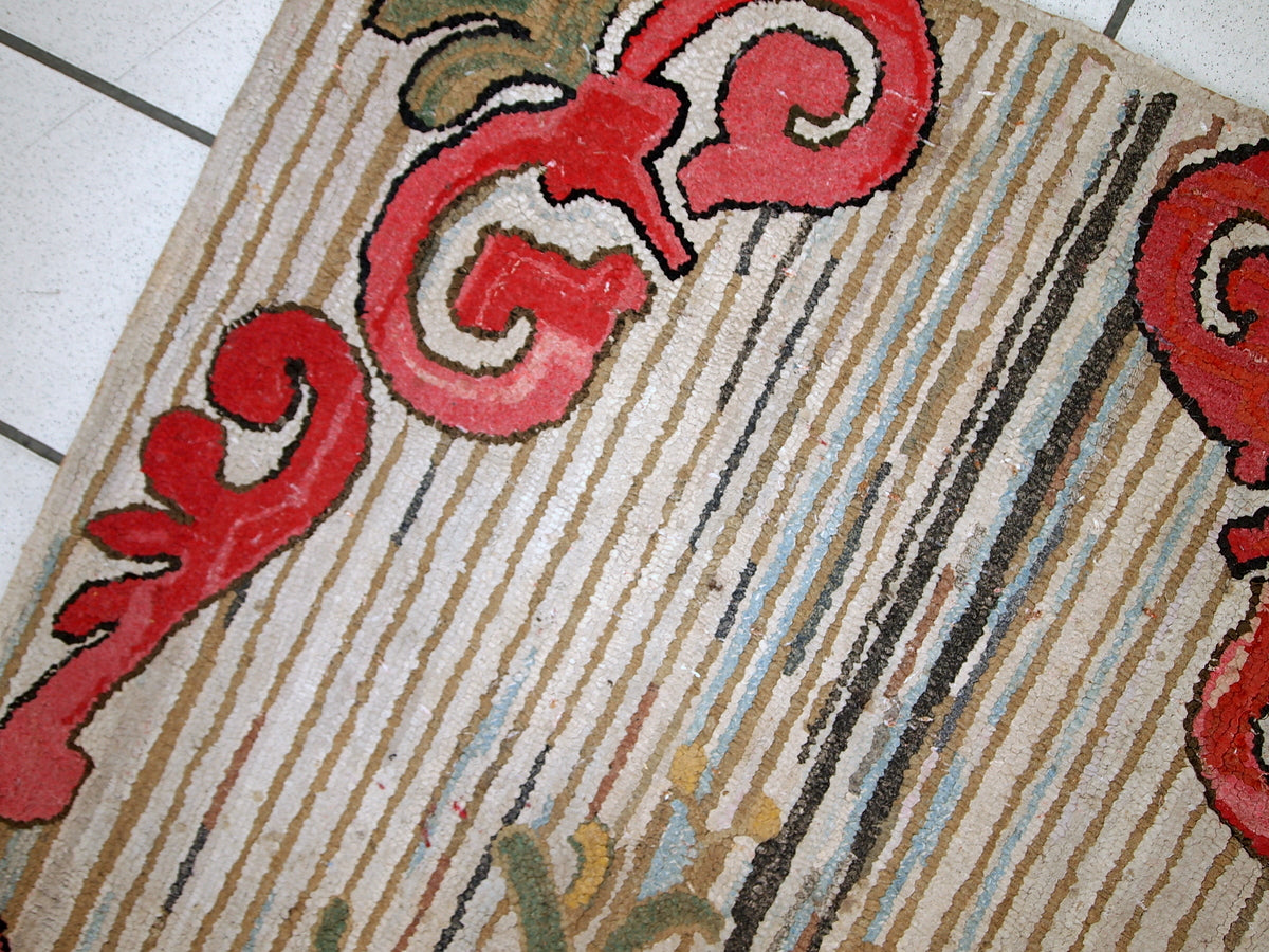 Handmade antique American Hooked rug in floral design. The rug has been made in the beginning of 20th century in USA. It is in original good condition.