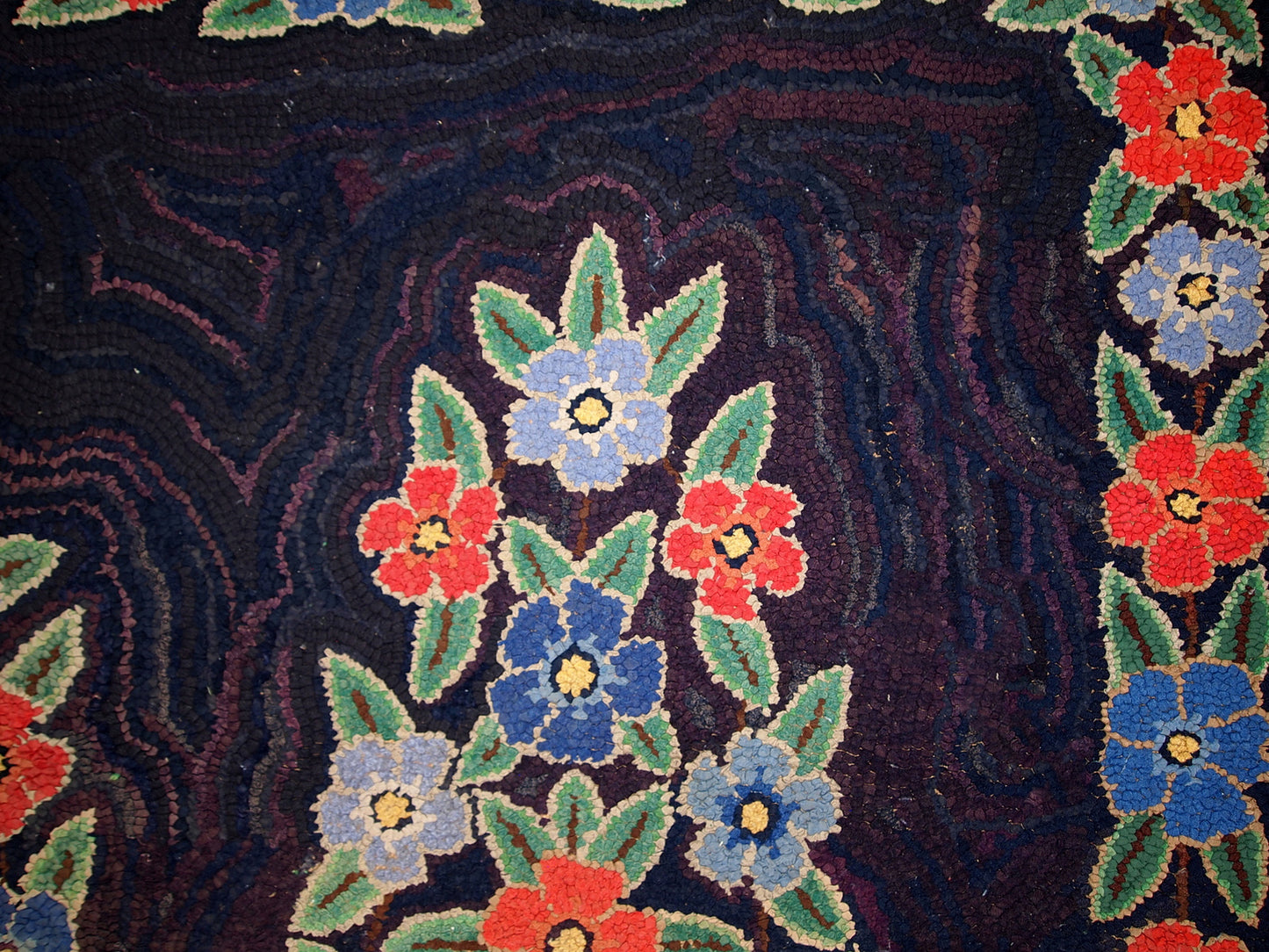Handmade antique American Hooked rug in floral design. The rug has been made in the beginning of 20th century in USA. It is in original condition, the rug has not been finished by an artist.