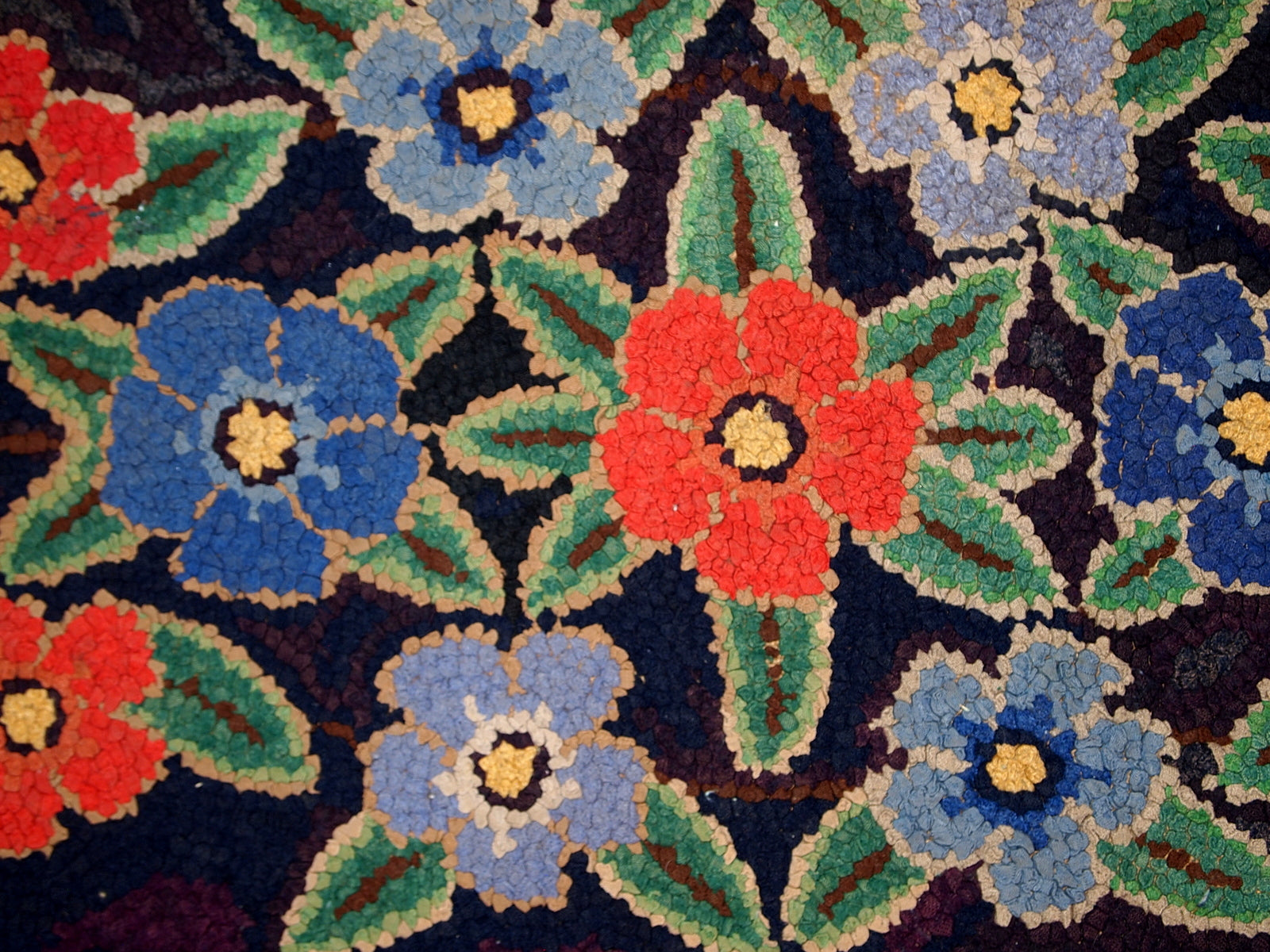 Handmade antique American Hooked rug in floral design. The rug has been made in the beginning of 20th century in USA. It is in original condition, the rug has not been finished by an artist.