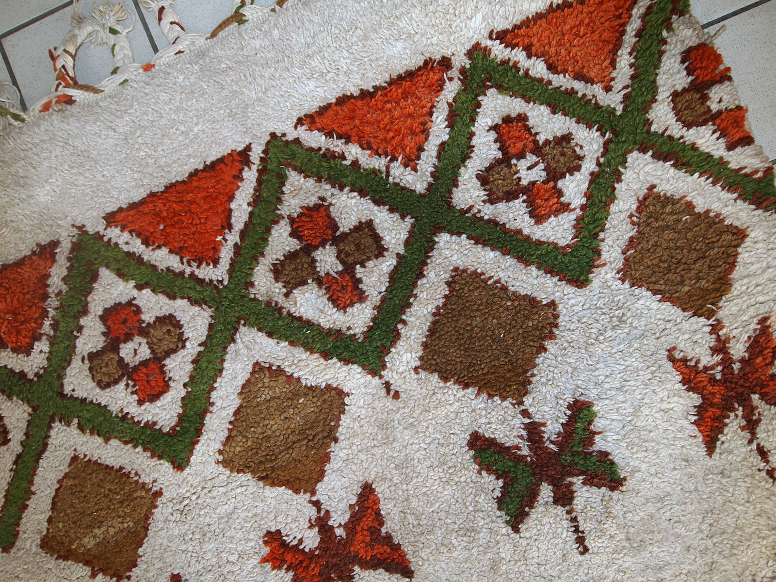 Handmade vintage Moroccan Berber rug made in white wool. The rug is very heavy and thick. It is from the middle of 20th century in original condition, has some low pile and age discolorations.