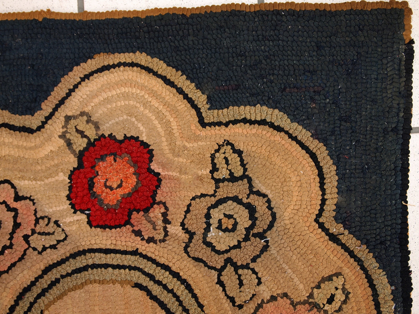 Handmade antique American Hooked rug in original condition, it has some age discolorations. The rug has been made in the beginning of 20th century.