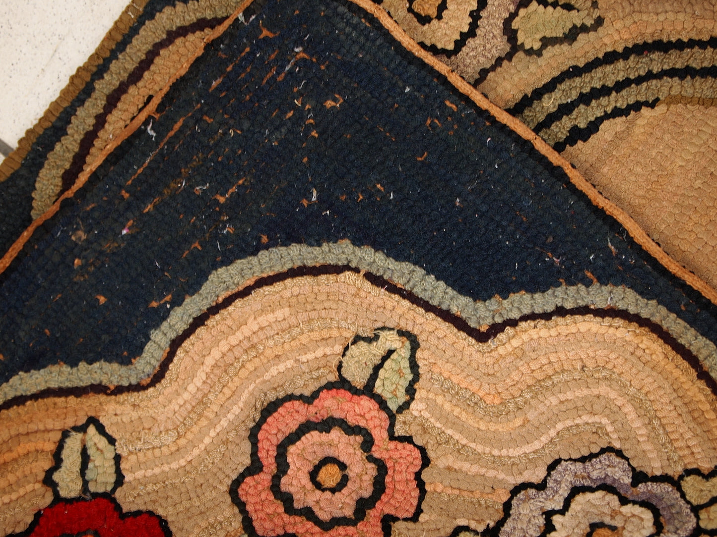 Handmade antique American Hooked rug, 1900s