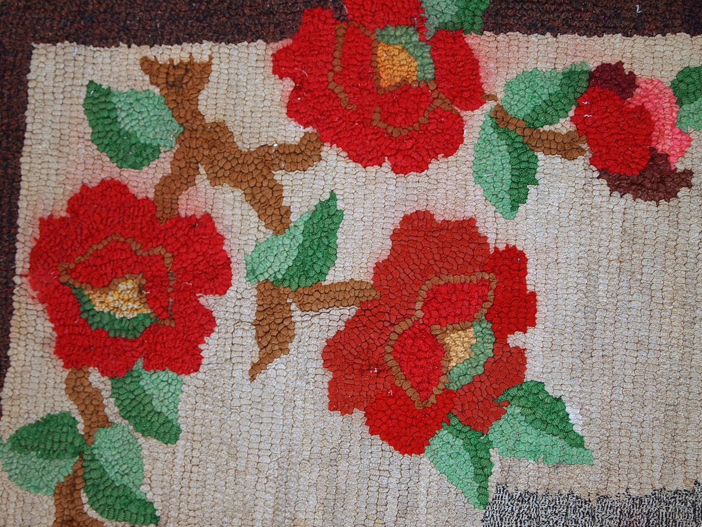 Handmade antique American Hooked rug in beige wool. The rug has been made in the beginning of 20th century in United States of America. It is in original condition, it has some color run, age discoloration and a little crooked.