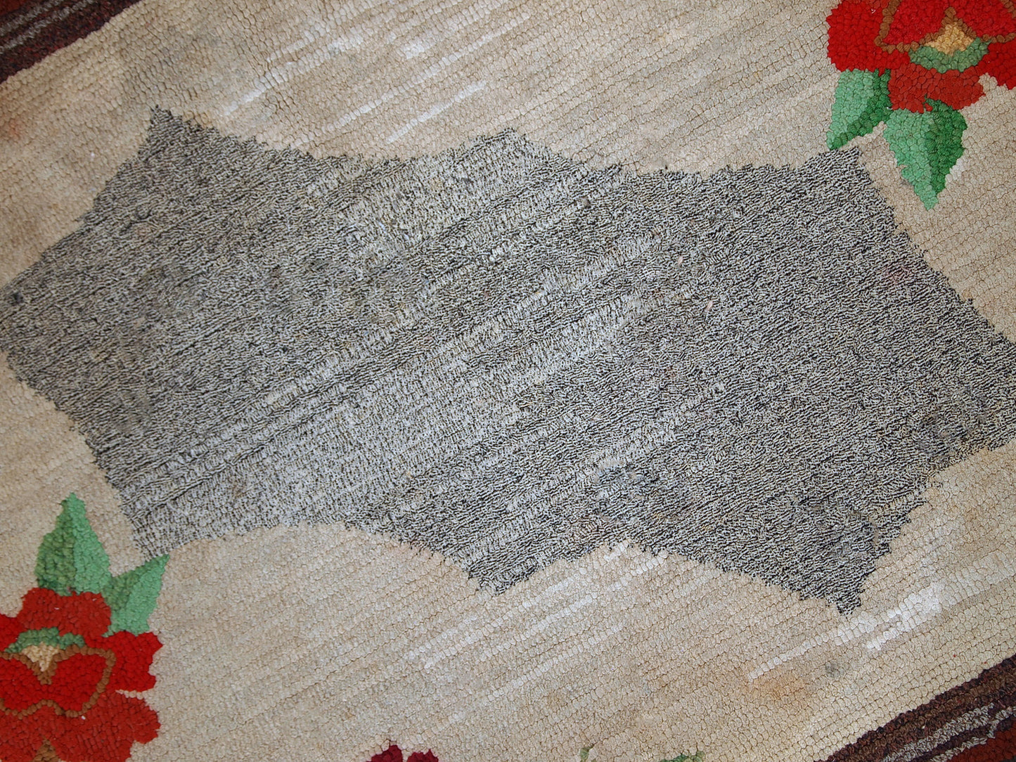 Handmade antique American Hooked rug in beige wool. The rug has been made in the beginning of 20th century in United States of America. It is in original condition, it has some color run, age discoloration and a little crooked.