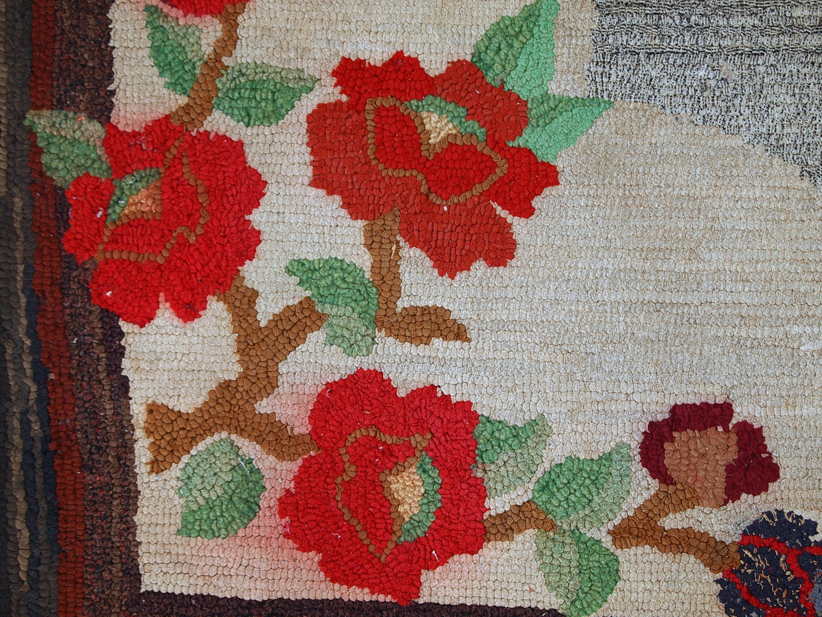 Handmade antique American Hooked rug in beige wool. The rug has been made in the beginning of 20th century in United States of America. It is in original condition, it has some color run, age discoloration and a little crooked.