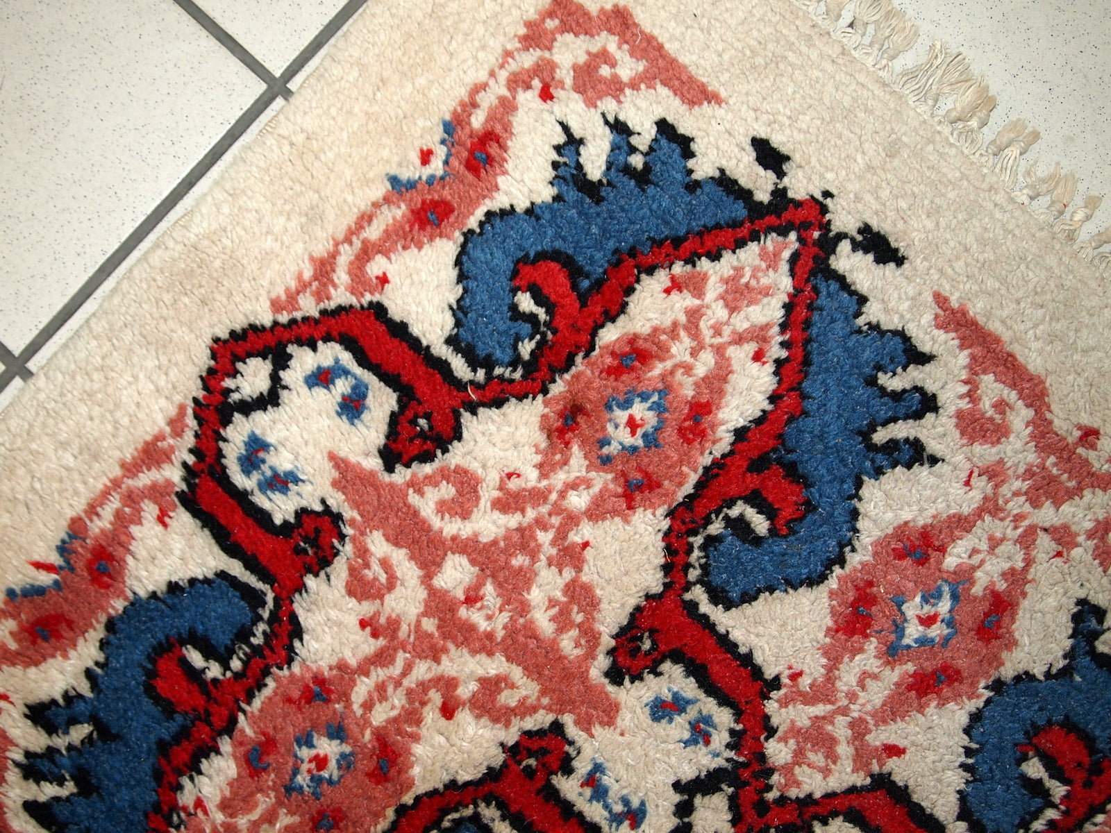 Handmade vintage Moroccan Berber rug in white, blue and red wool. The rug is in original good condition, from the end of 20th century.