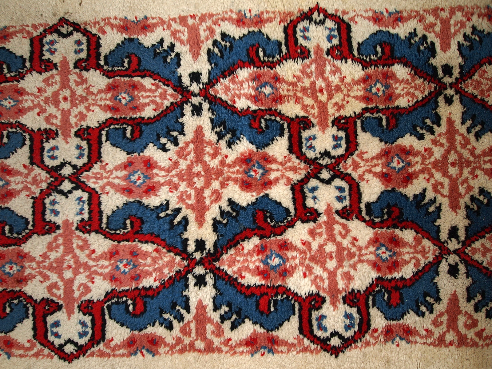 Handmade vintage Moroccan Berber rug in white, blue and red wool. The rug is in original good condition, from the end of 20th century.