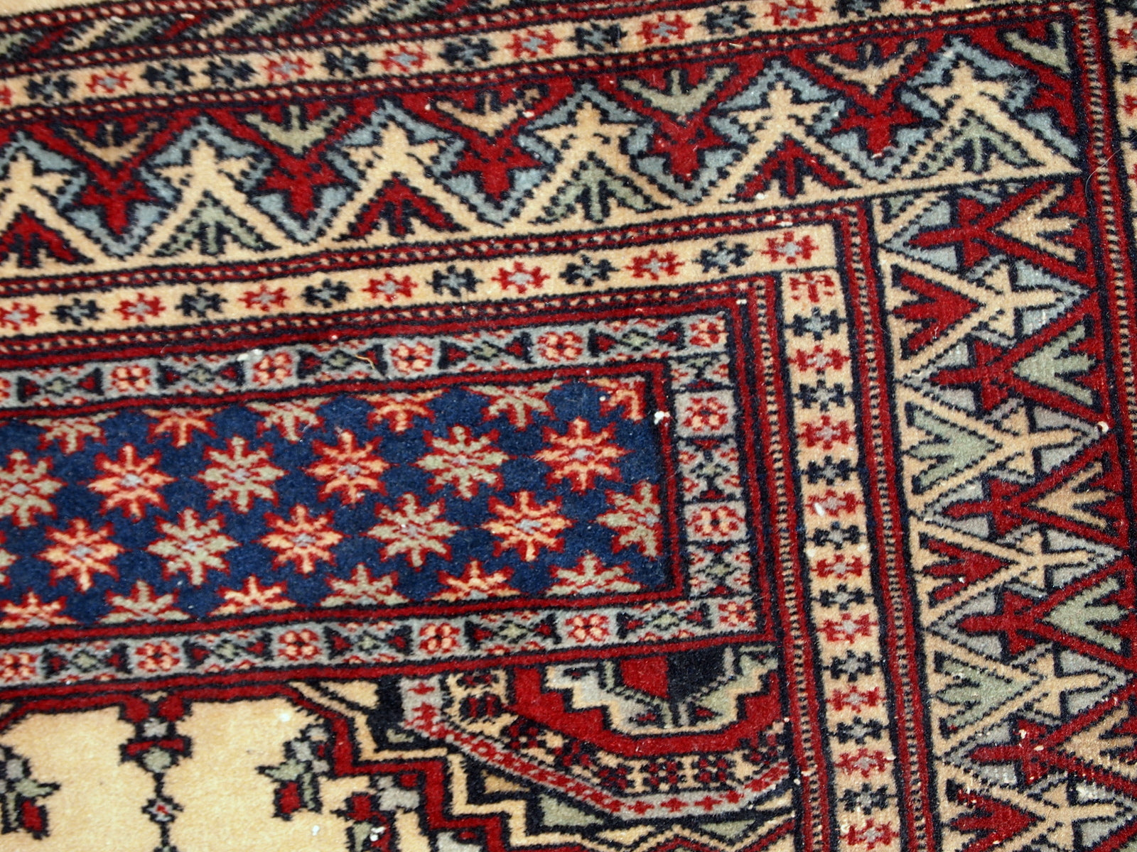 Vintage handmade Pakistani Lahore rug in original condition, it has some low pile due to age. The rug made in wool in the middle of 20th century.