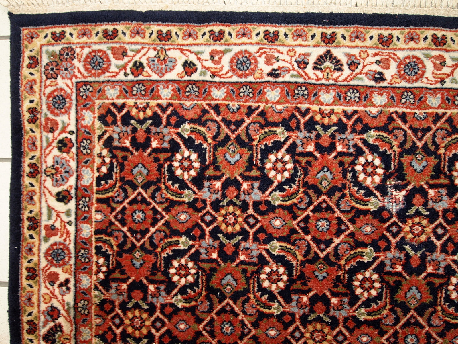 Handmade vintage Indo-Tabriz rug in wool. The rug is from the end of 20th century in original good condition.