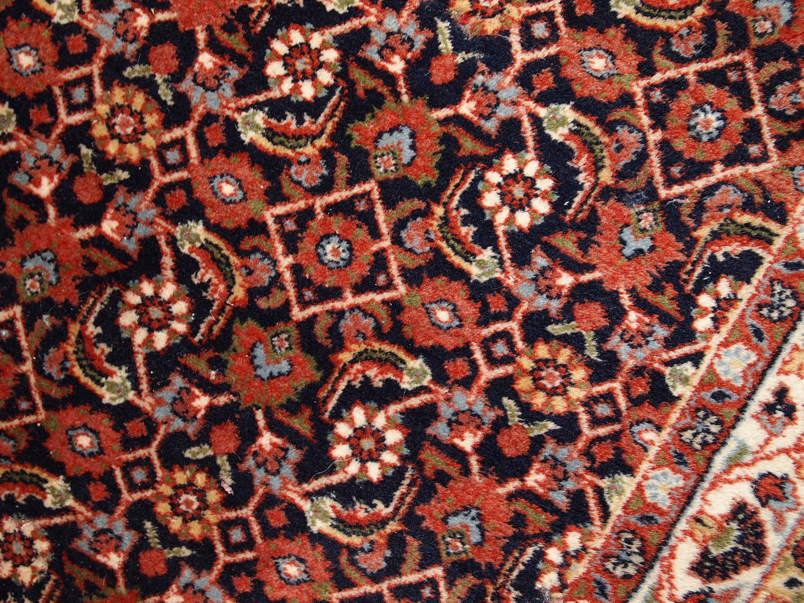 Handmade vintage Indo-Tabriz rug in wool. The rug is from the end of 20th century in original good condition.