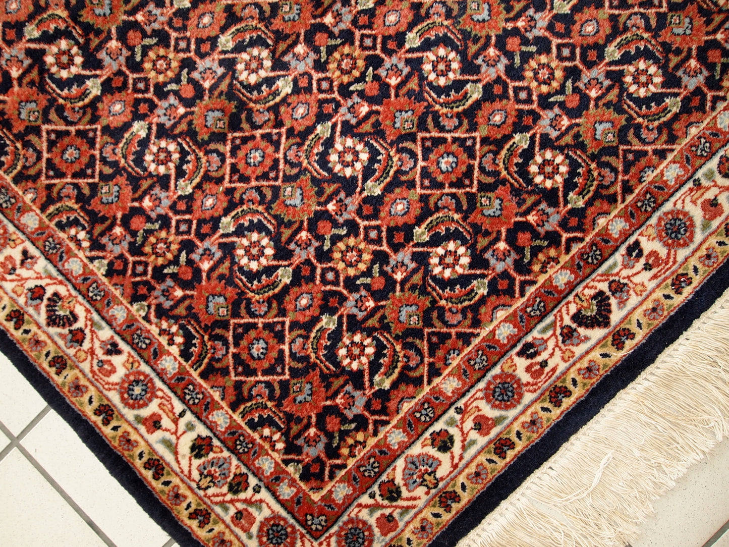 Handmade vintage Indo-Tabriz rug in wool. The rug is from the end of 20th century in original good condition.
