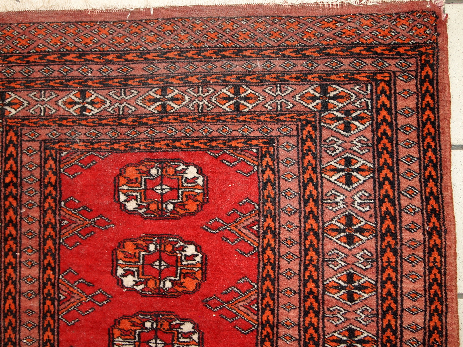 Vintage handmade Pakistani Lahore rug in original good condition. The rug has been made in wool in the middle of 20th century.
