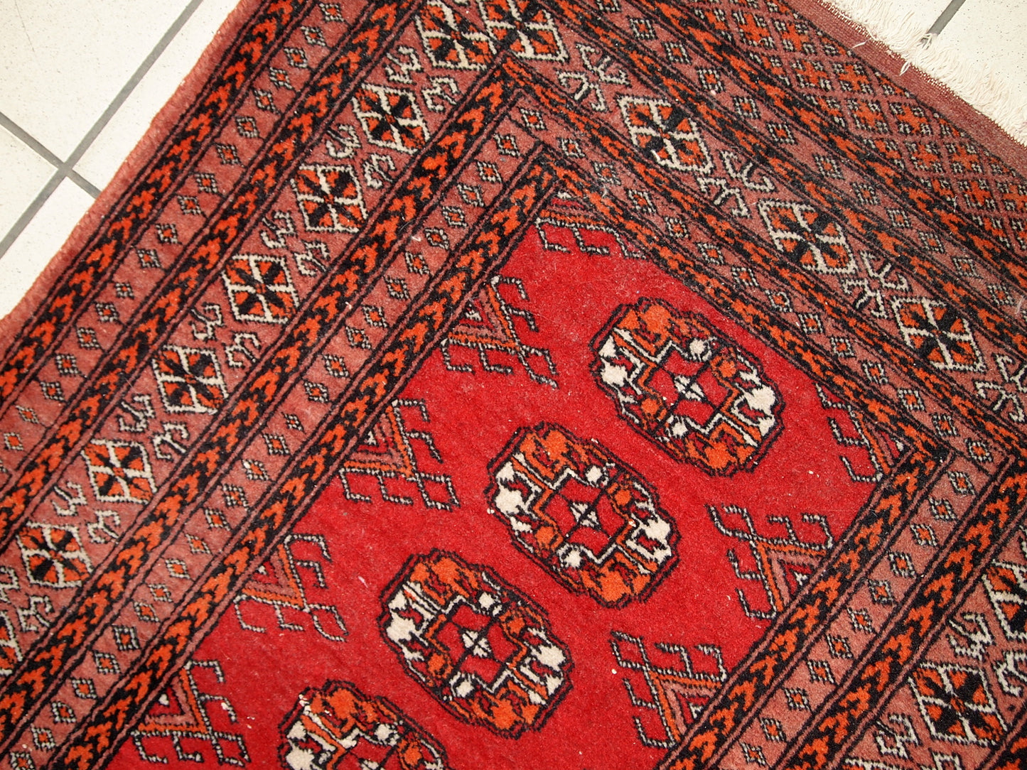 Vintage handmade Pakistani Lahore rug in original good condition. The rug has been made in wool in the middle of 20th century.