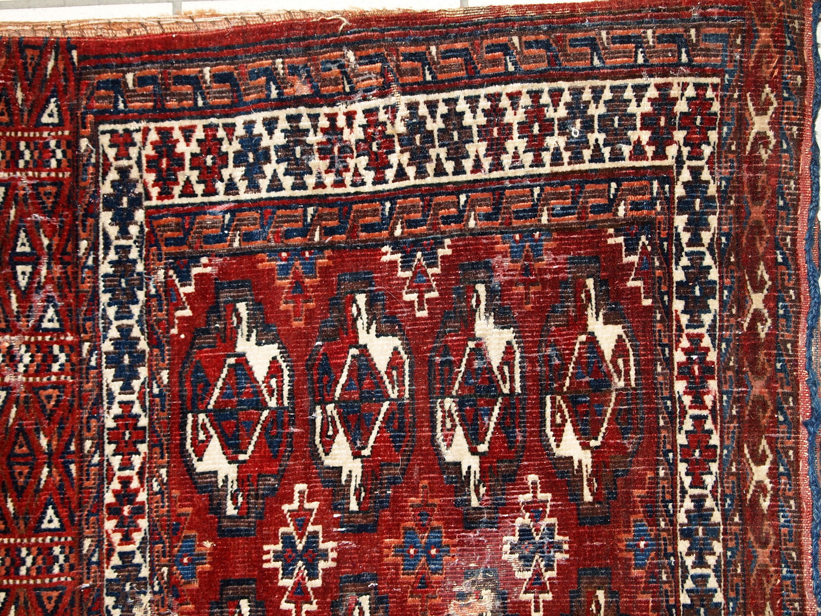 Handmade antique collectible Yomud torba bag from Turkmenistan. The bag is from the beginning of 19th century in original condition, it has a hole and some age wear.