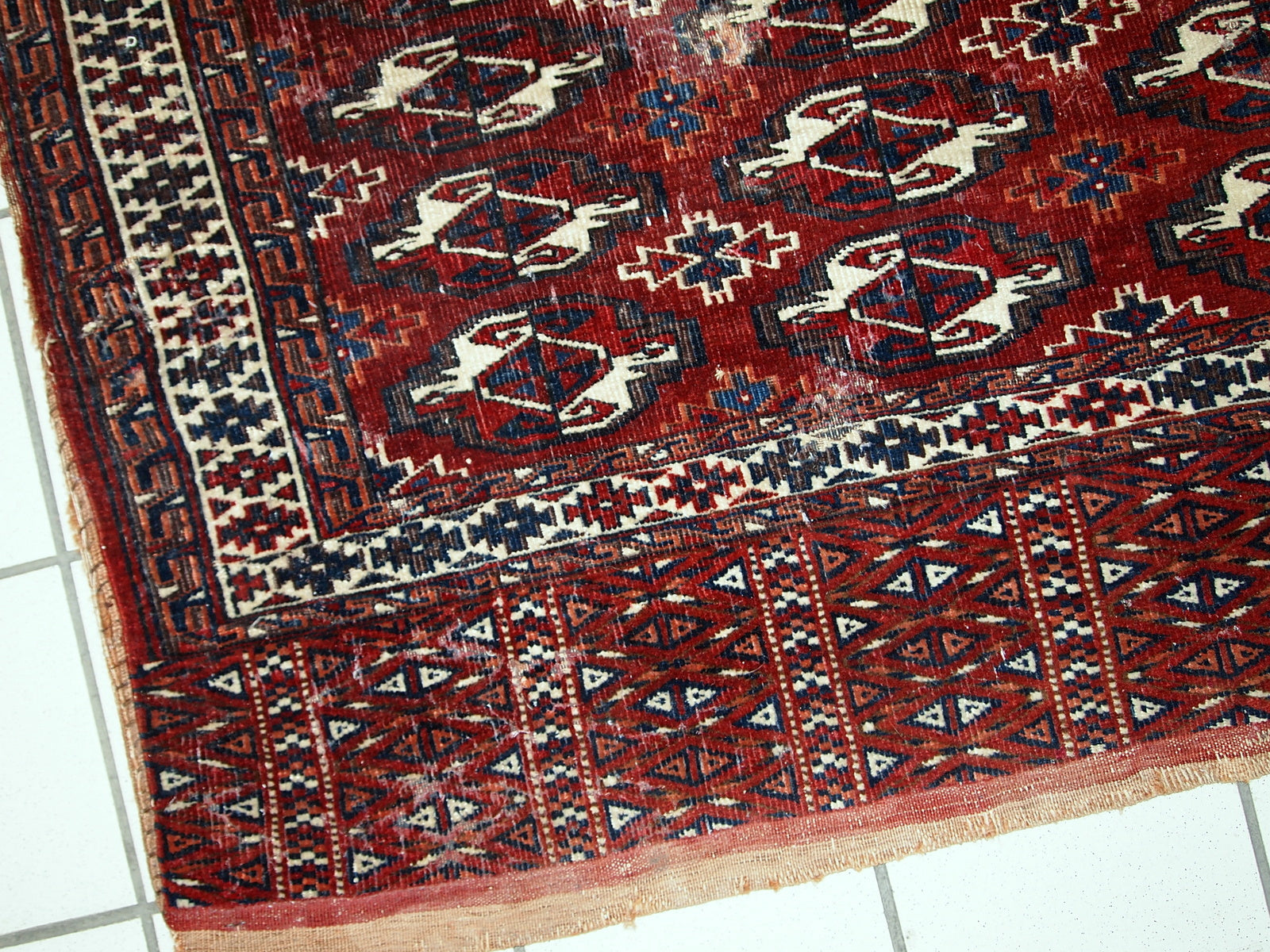 Handmade antique collectible Yomud torba bag from Turkmenistan. The bag is from the beginning of 19th century in original condition, it has a hole and some age wear.
