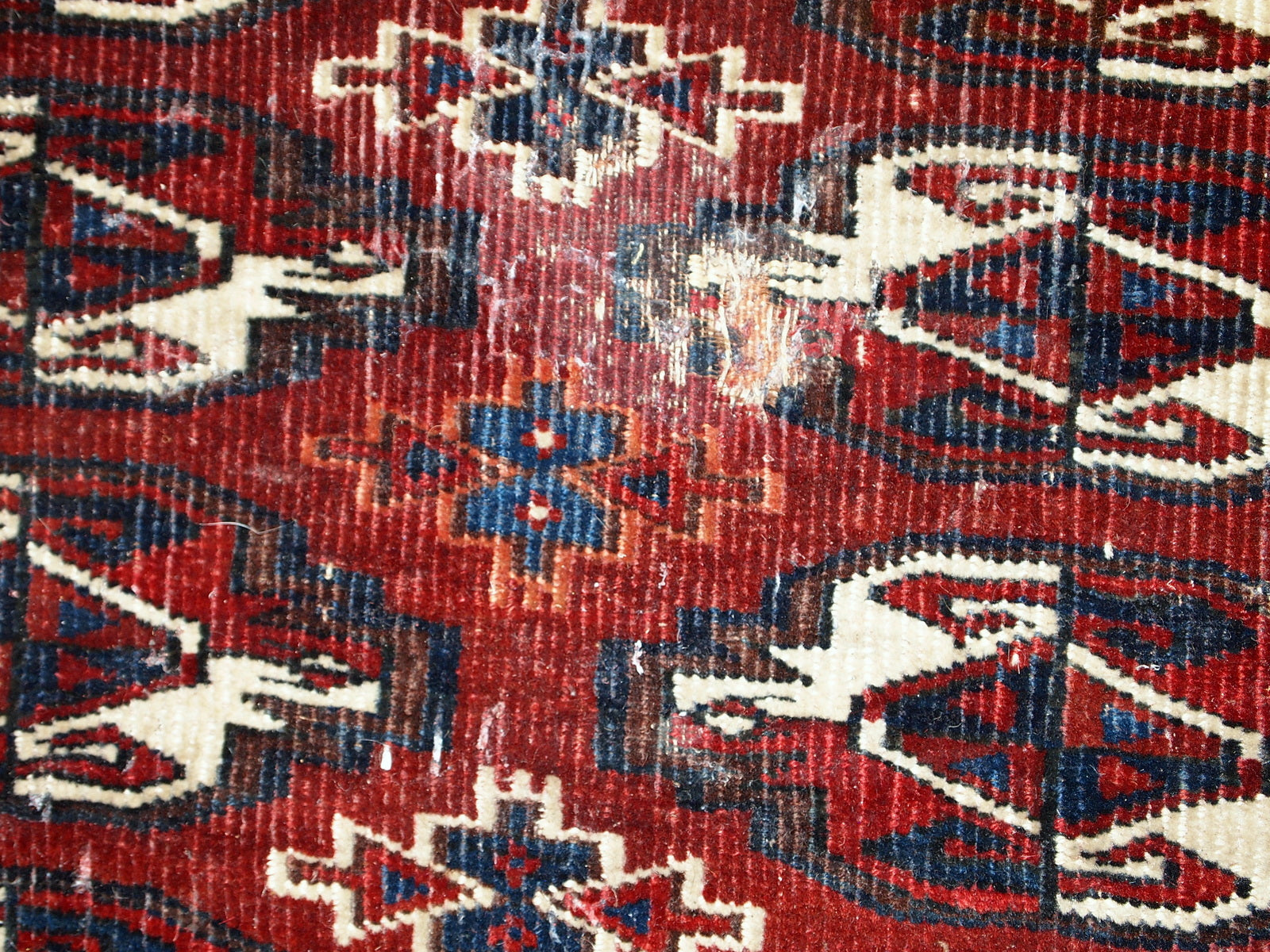 Handmade antique collectible Yomud torba bag from Turkmenistan. The bag is from the beginning of 19th century in original condition, it has a hole and some age wear.